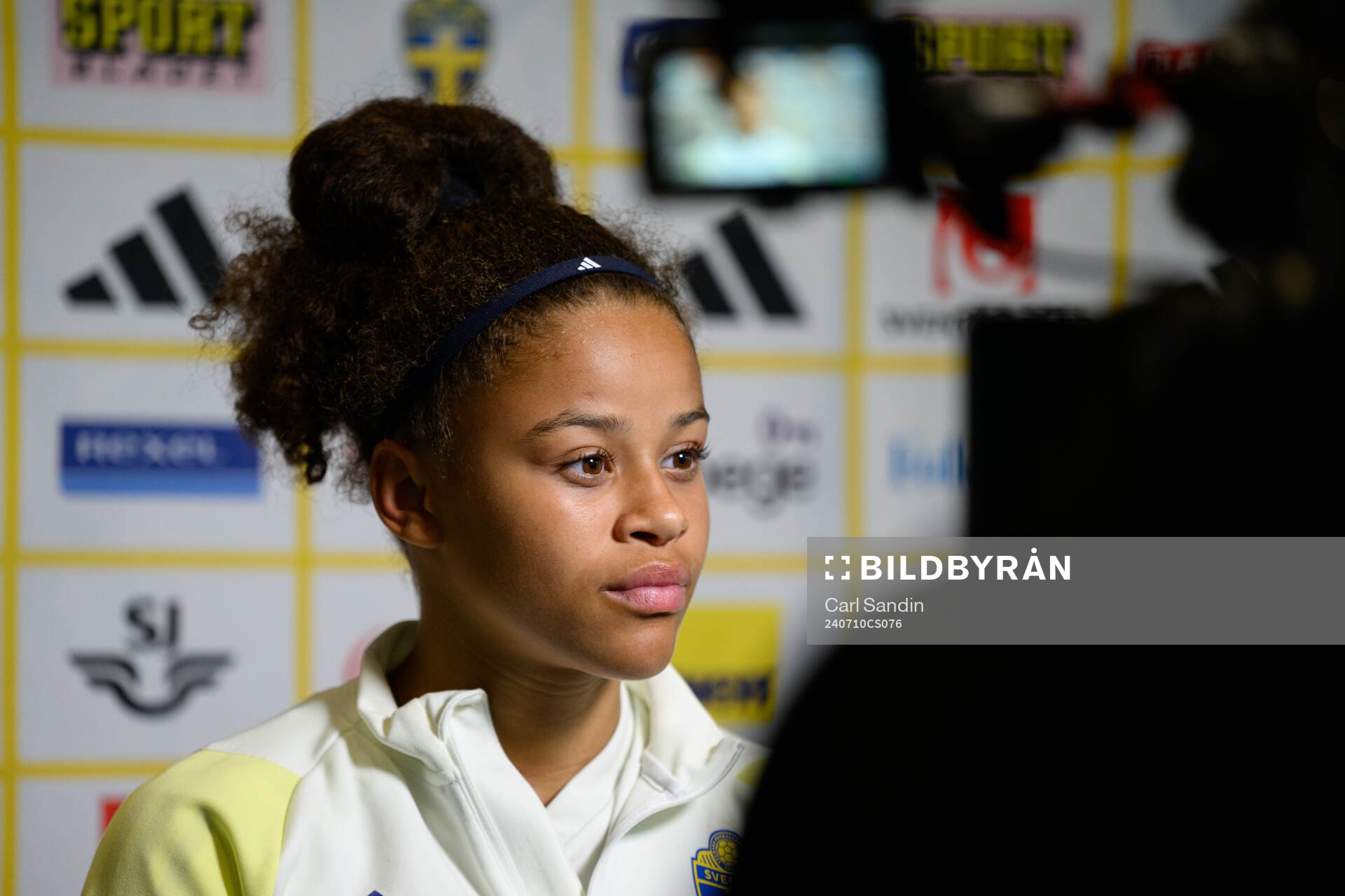 Felicia Schröder is being interviewed