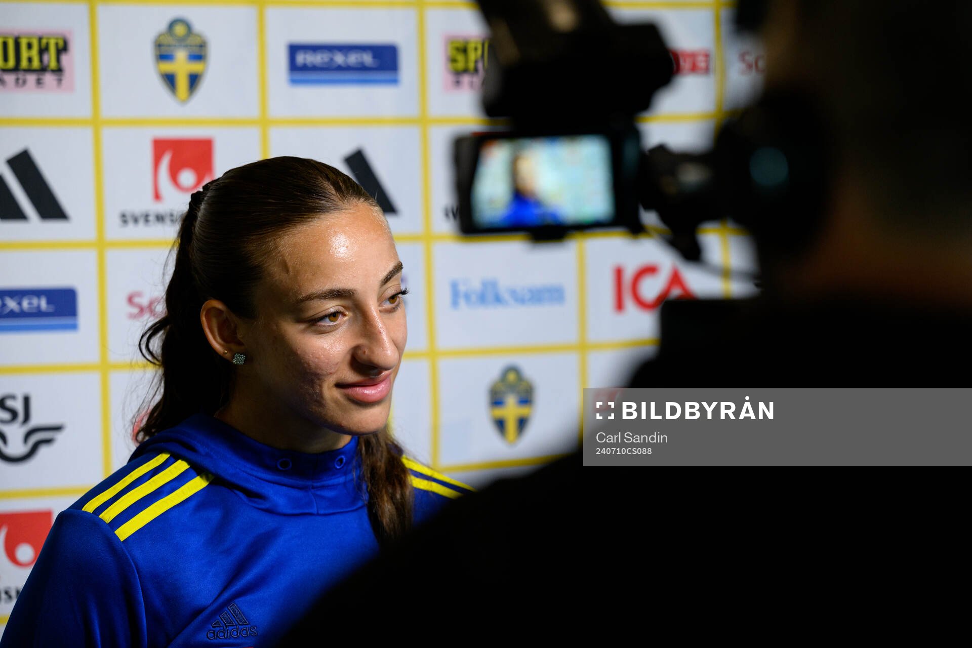 Rusul Rosa Kafaji is being interviewed after a training session with the Swedish women's national football team on July 10, 2024 in Göteborg. 