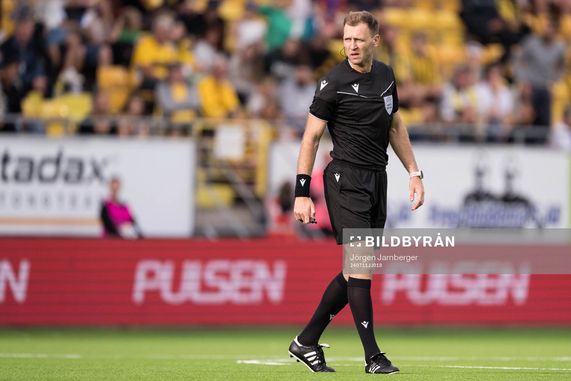 Referee Dmytro Panchyshyn