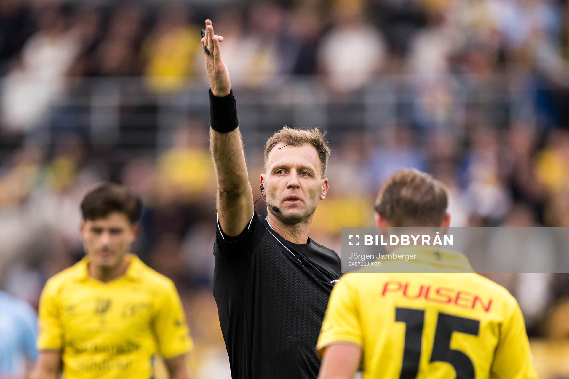 Referee Dmytro Panchyshyn