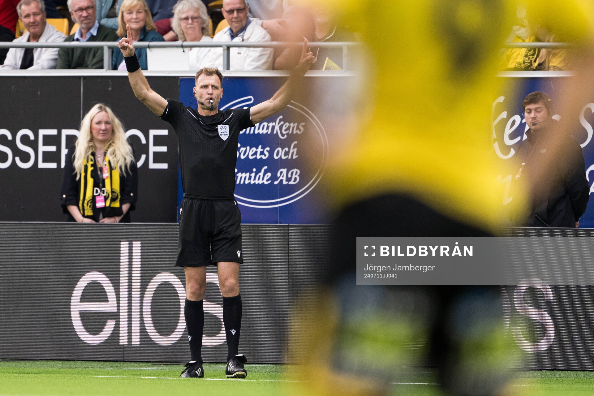 Referee Dmytro Panchyshyn awards a penalty for Elfsborg