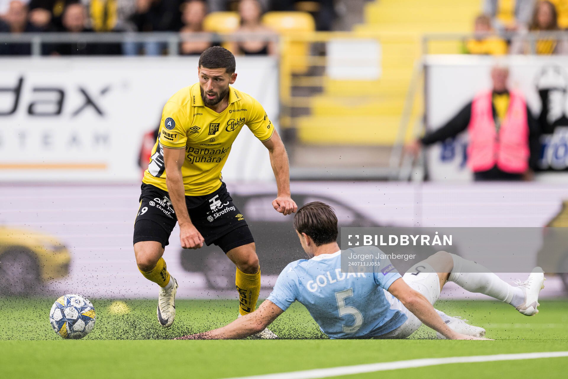 Arber Zeneli of Elfsborg and David Goldar Gomez of Pafos