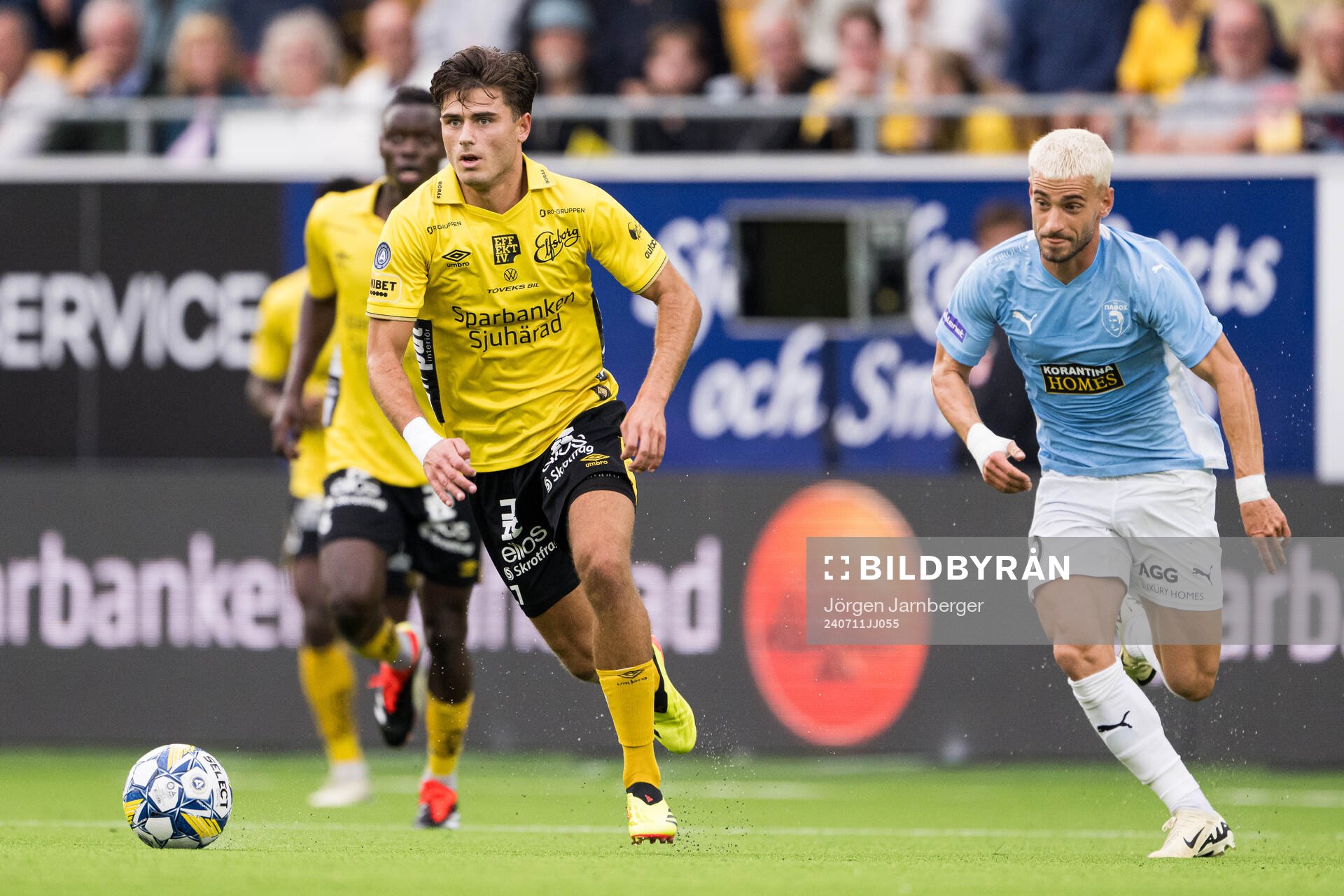 Besfort Zeneli of Elfsborg and Vlad Dragomir of Pafos
