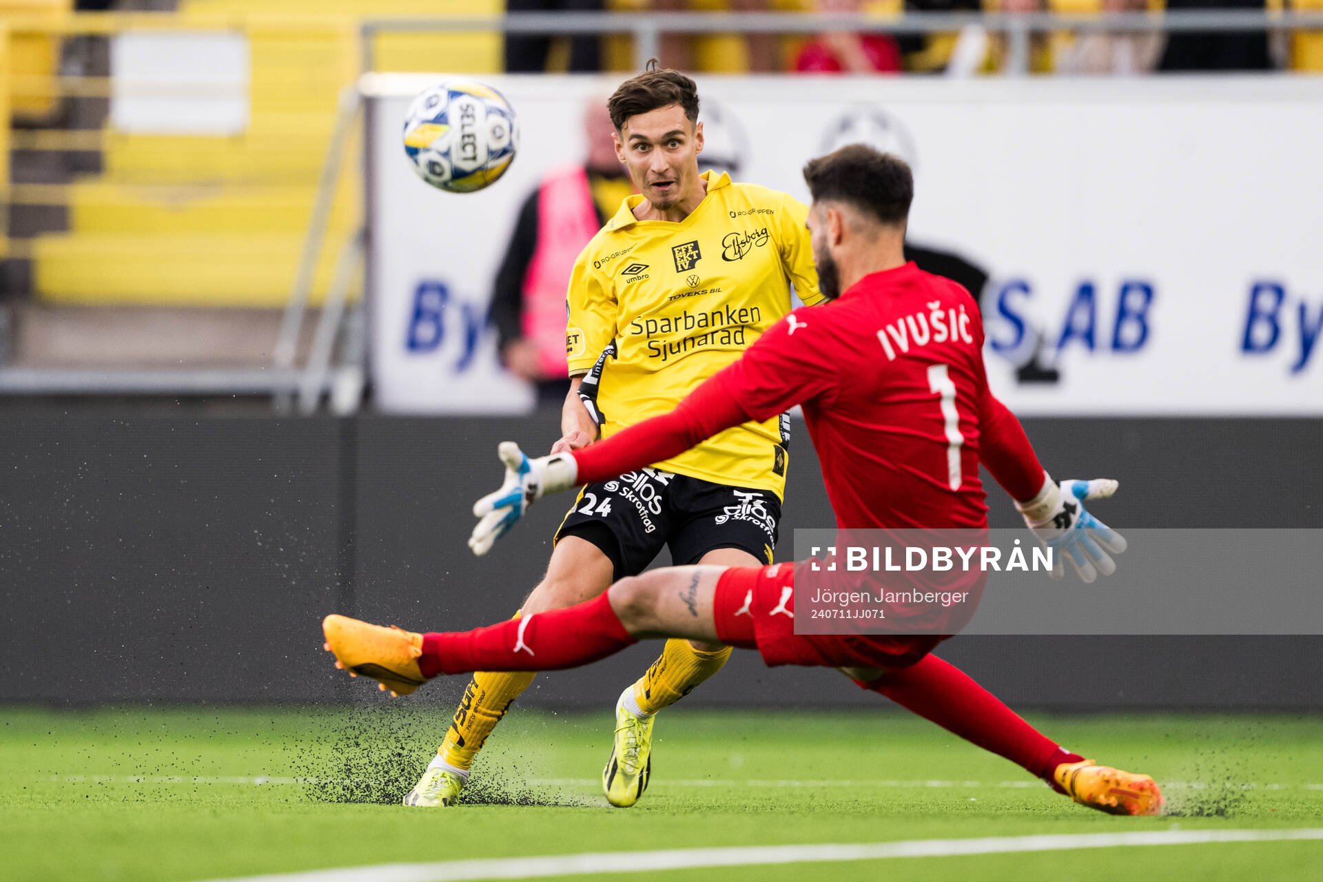 Camil Jebara of Elfsborg and goalkeeper Ivica Ivusic of
