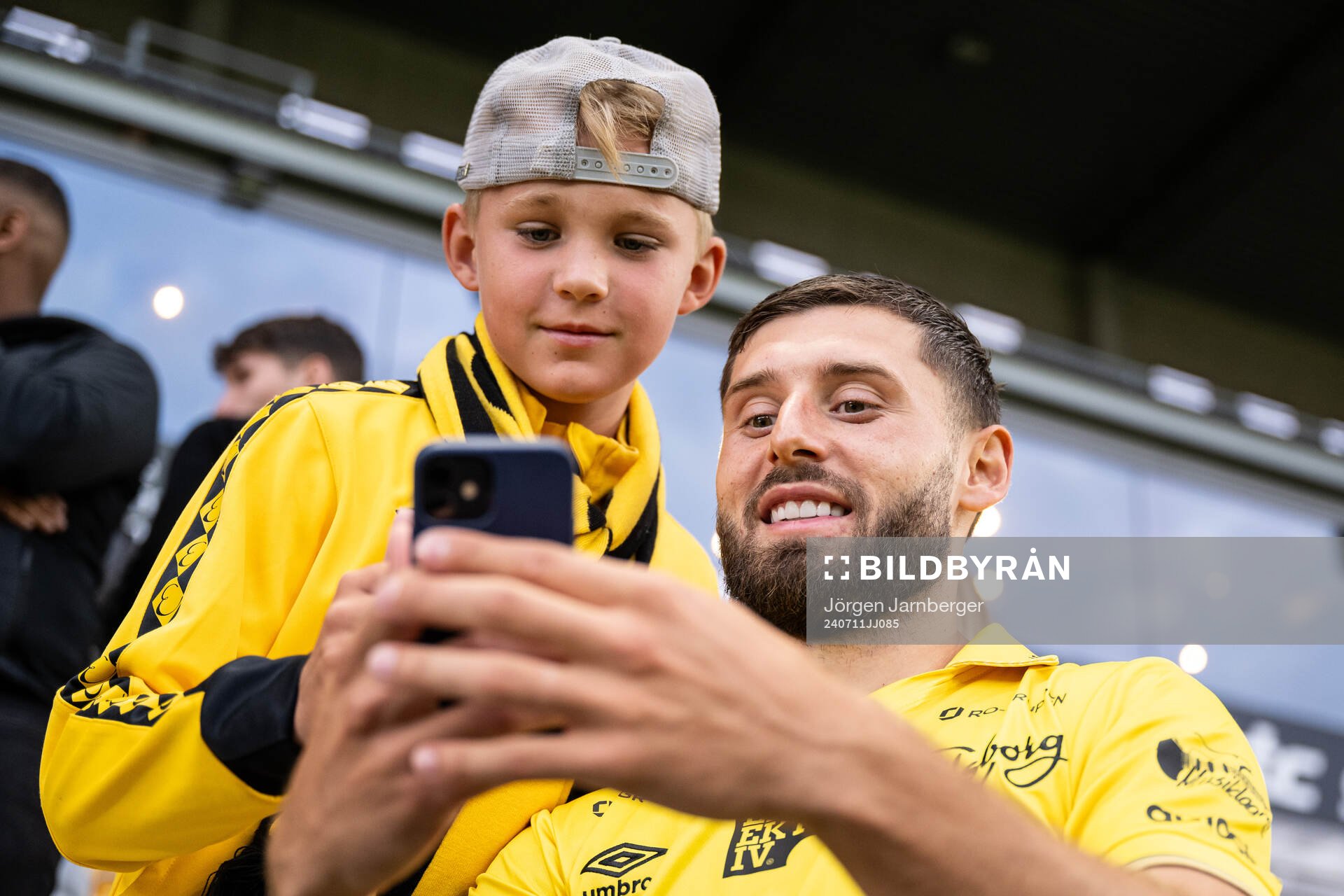 Arber Zeneli of Elfsborg with supporters