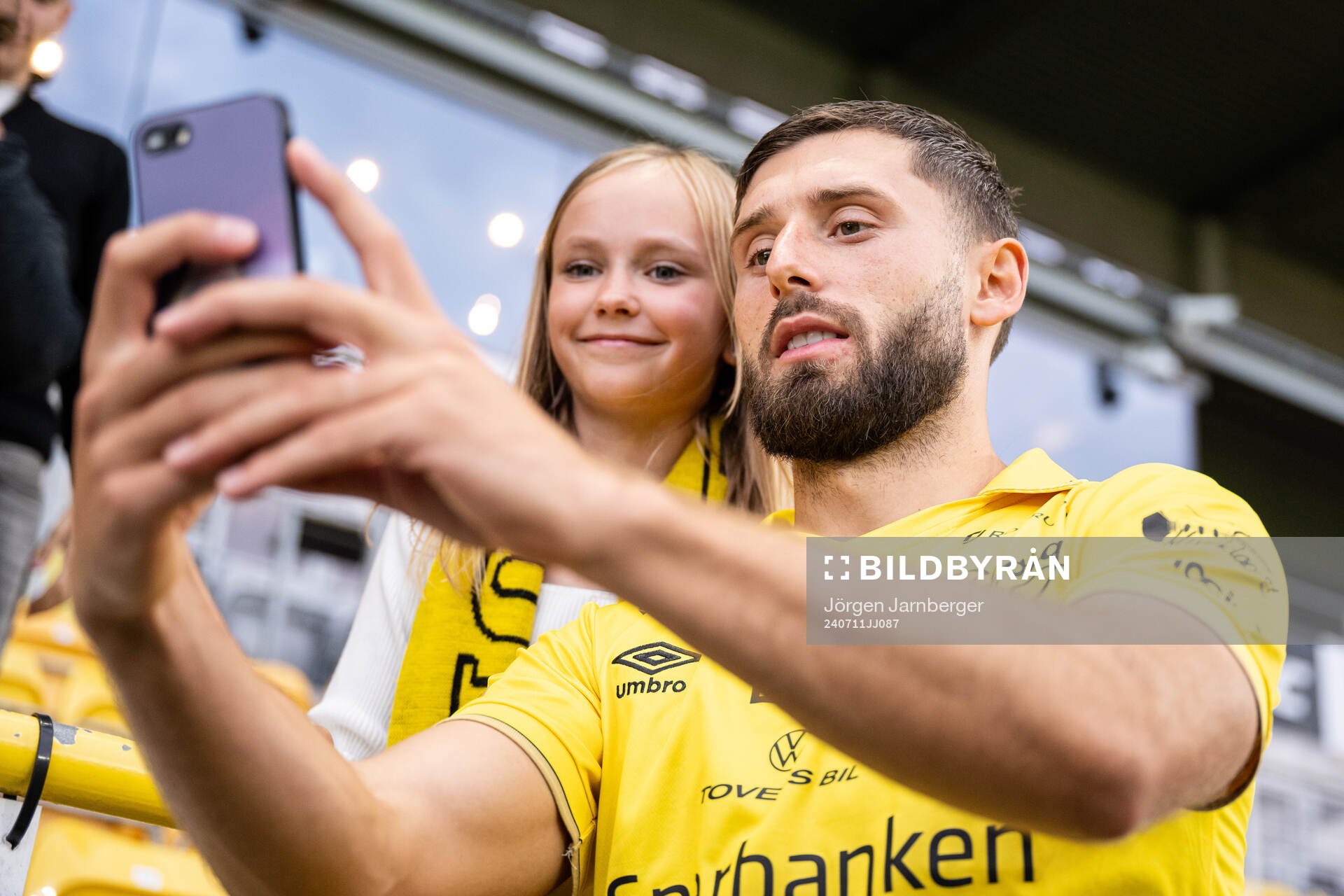 Arber Zeneli of Elfsborg with supporters