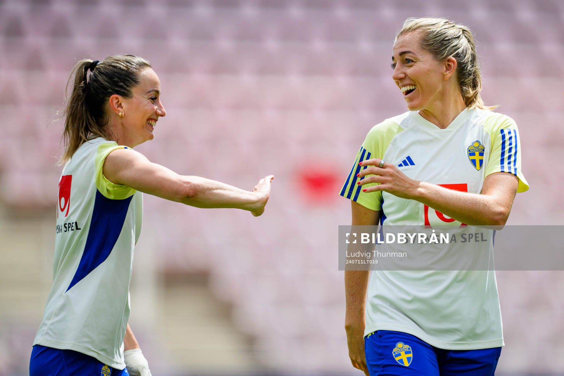 Kosovare Asllani and Linda Sembrant of the Swedish women's national football team at a training session on July 11, 2024 in Dijon. 