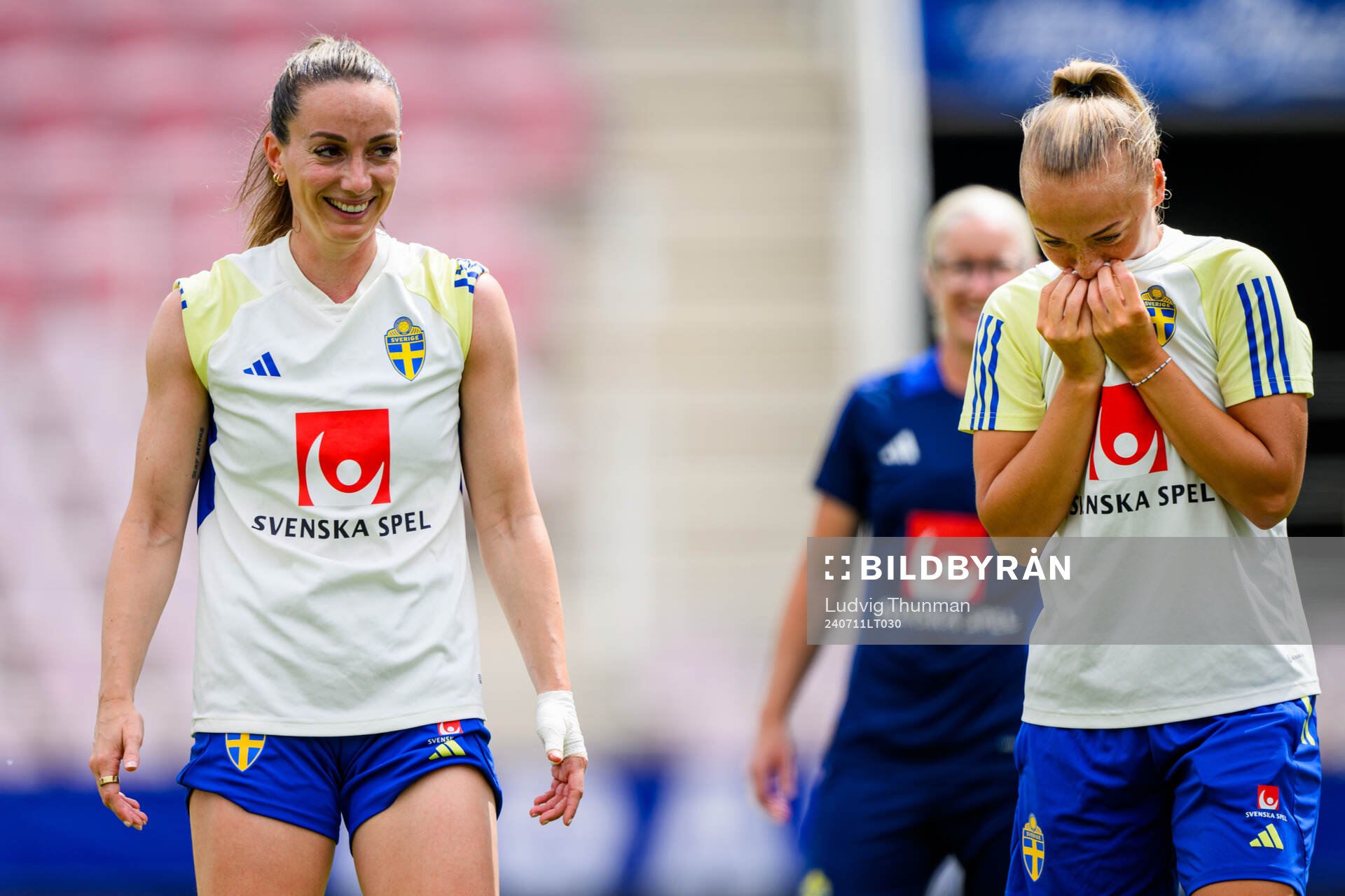 Kosovare Asllani and Hanna Bennison of the Swedish women's