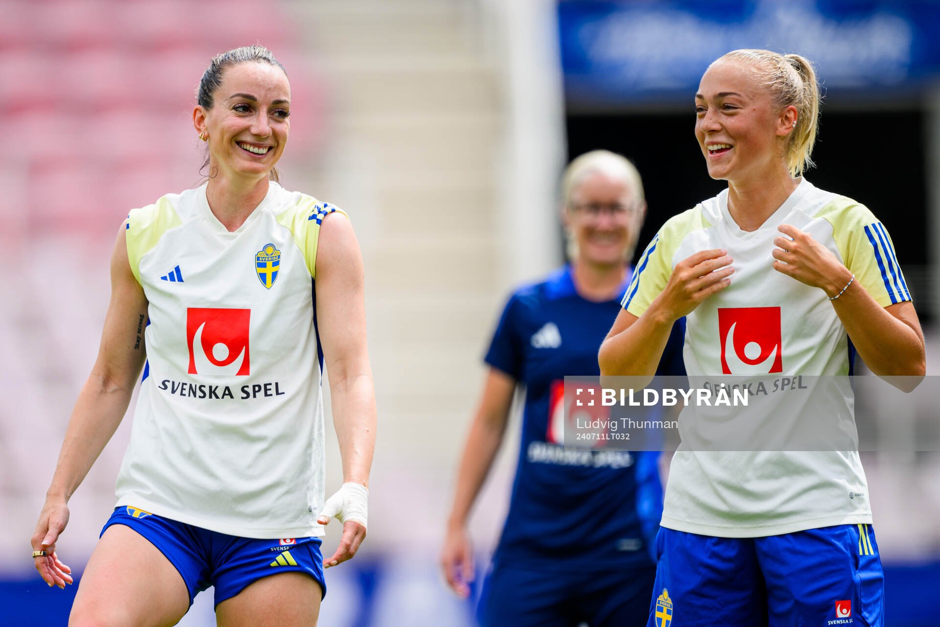 Kosovare Asllani and Hanna Bennison of the Swedish women's