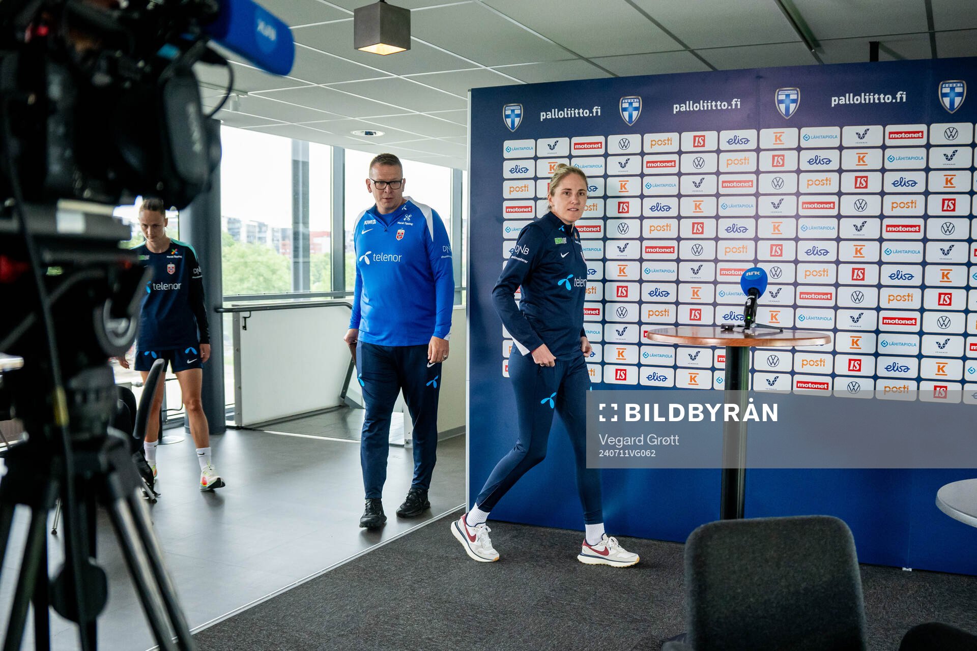 Media officer Henning Sverdrup and head coach Gemma