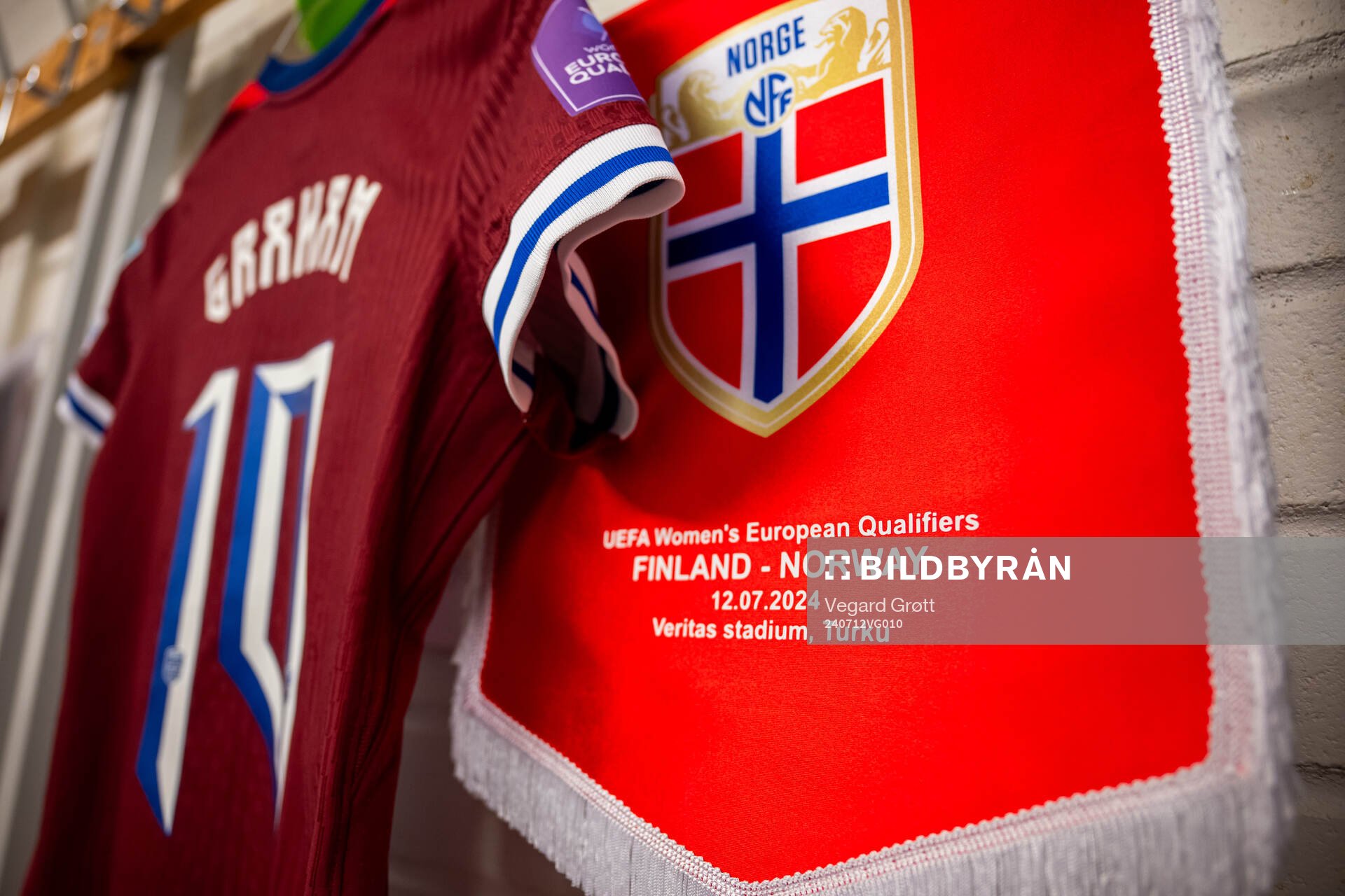 The pennant of Norway in the dressing room