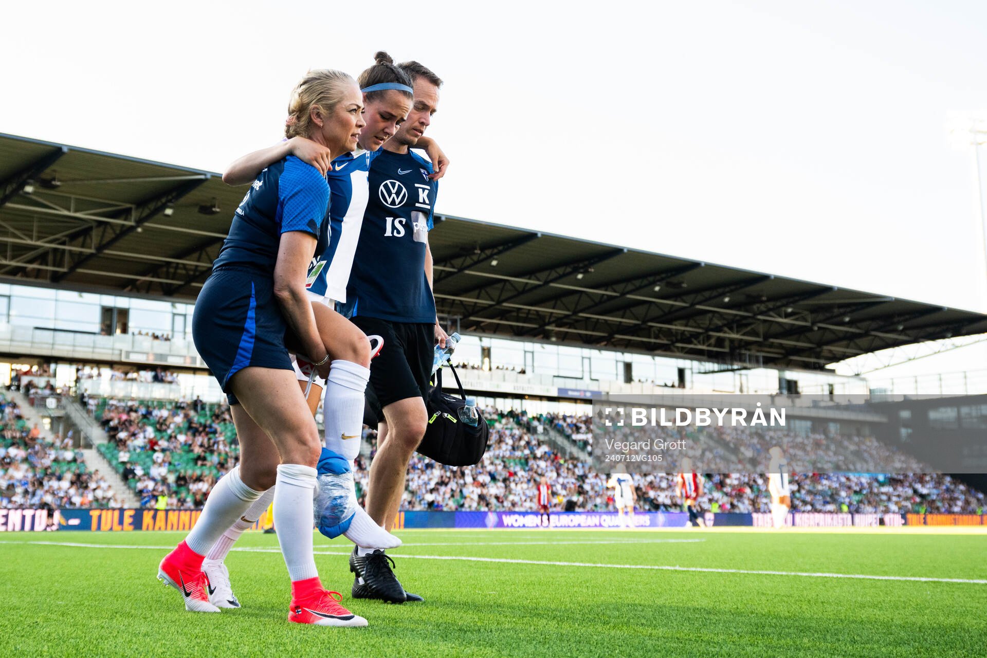 Joanna Tynnilä of Finland leaves the field with an injury during the UEFA Women's Euro Qualifier football match between Finland and Norway on July 12, 2024 in Åbo.