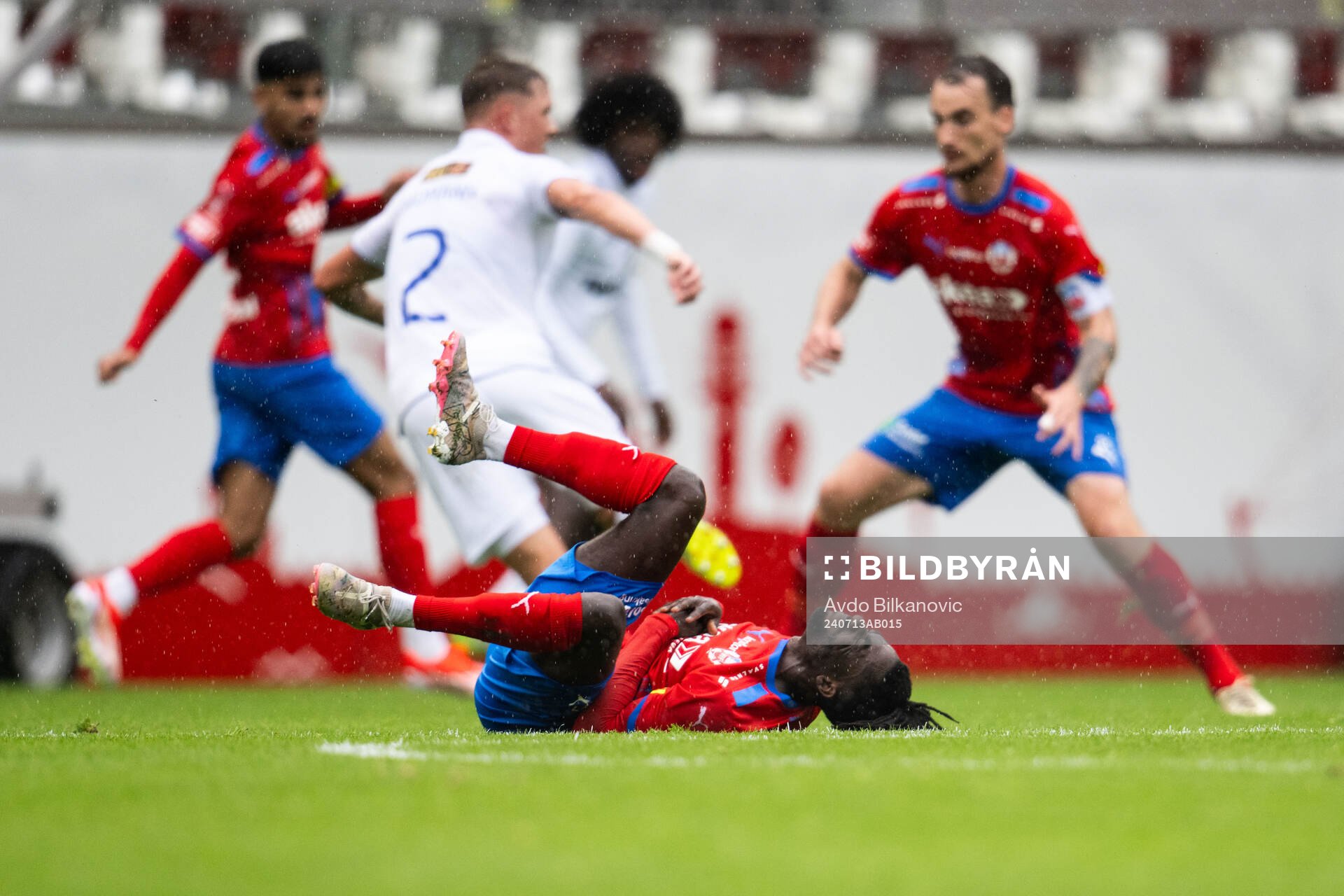 Helsingborgs Benjamin Acquah har ont under fotbollsmatchen i träningsmatchen mellan Helsingborg och Köge den 13 juli 2024 i Helsingborg.