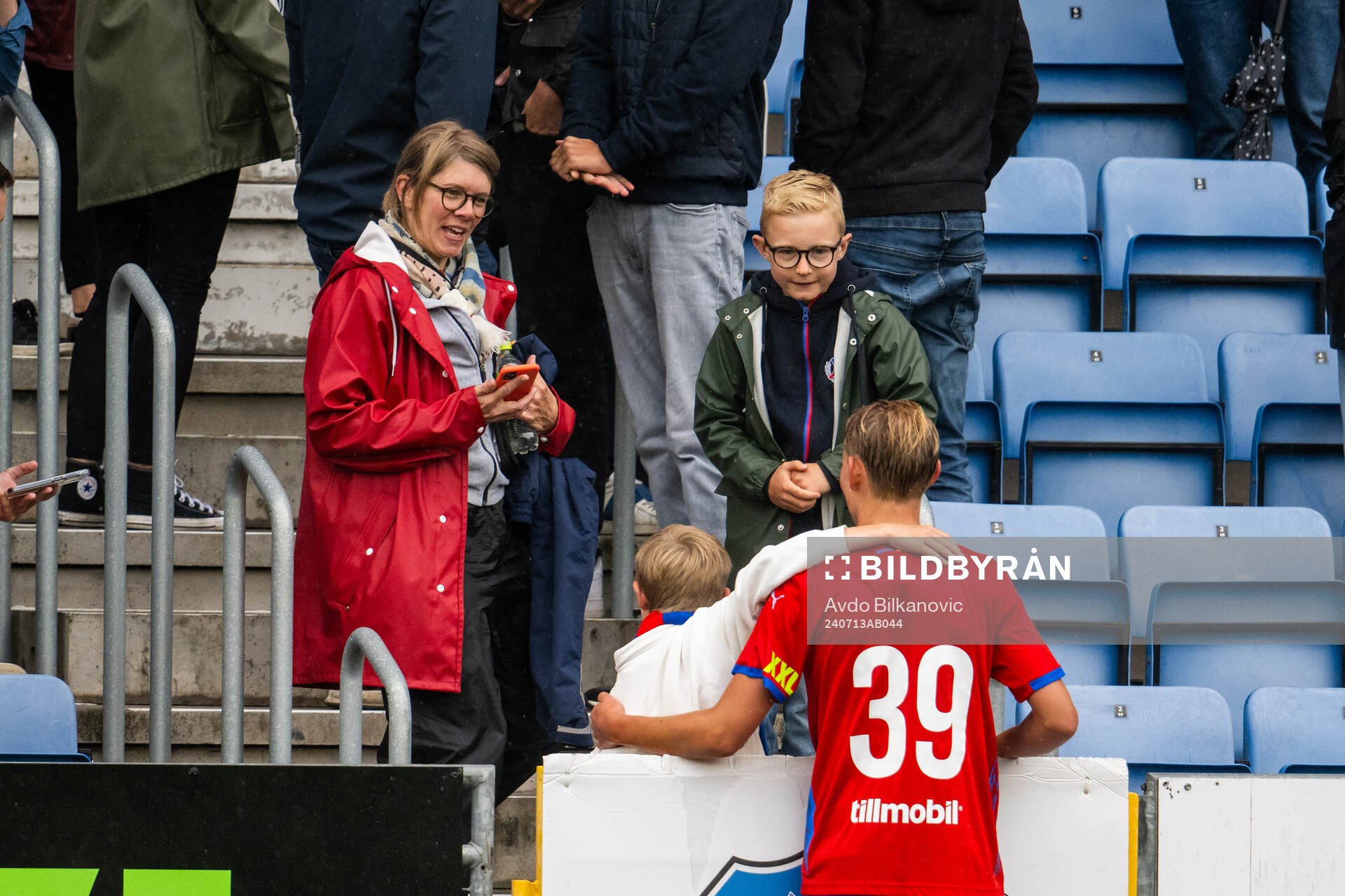 Helsingborgs Alvin Nordin poserar med supportrar