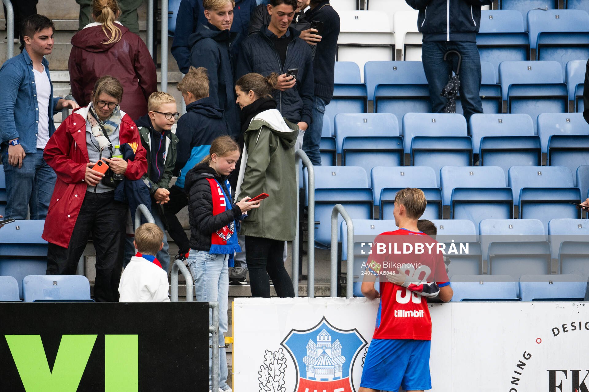 Helsingborgs Alvin Nordin poserar med supportrar