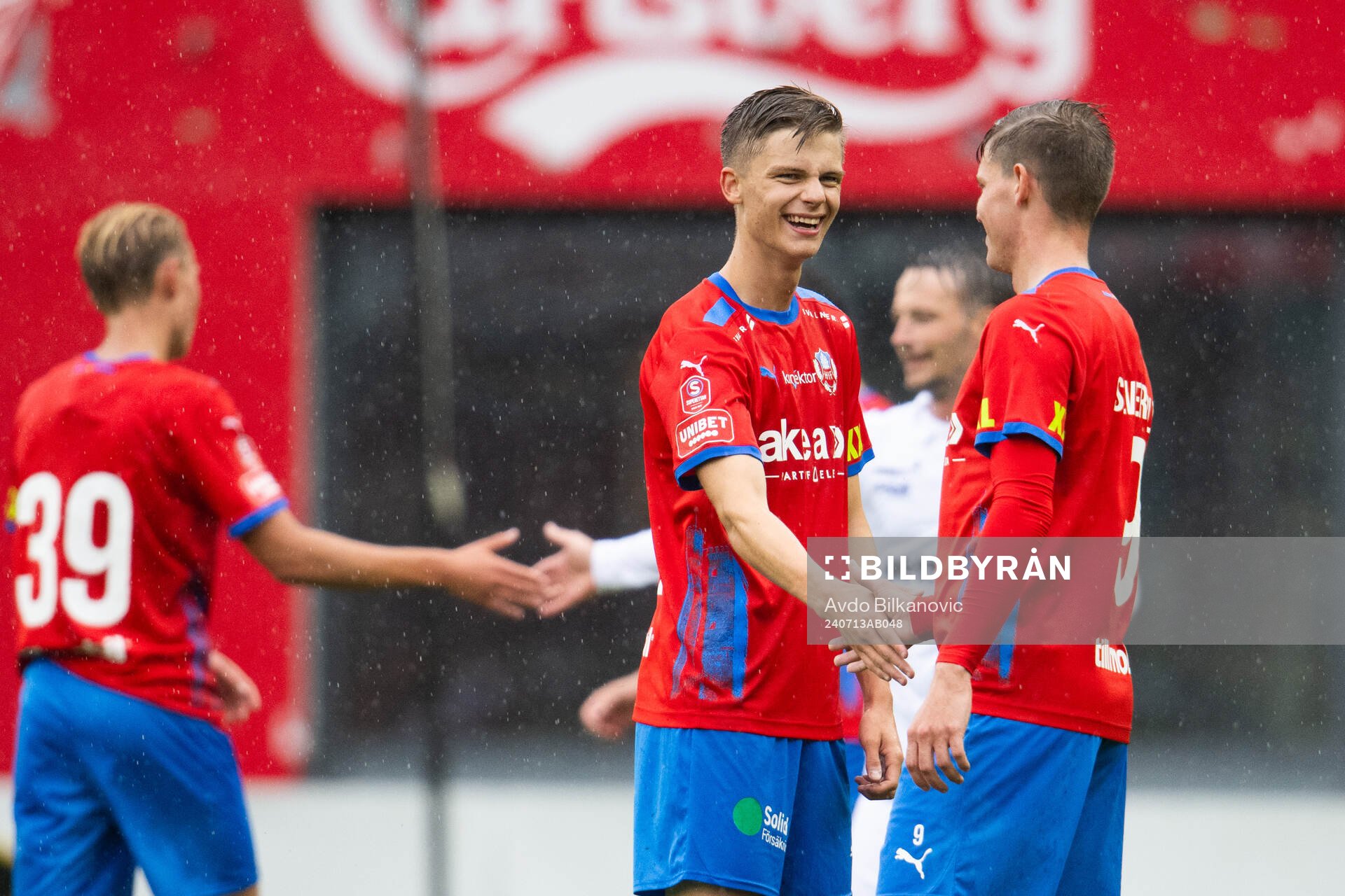 Helsingborgs Adrian Svanbäck och Taylor Silverholt efter slutsignalen i fotbollsmatchen i träningsmatchen mellan Helsingborg och Köge den 13 juli 2024 i Helsingborg.