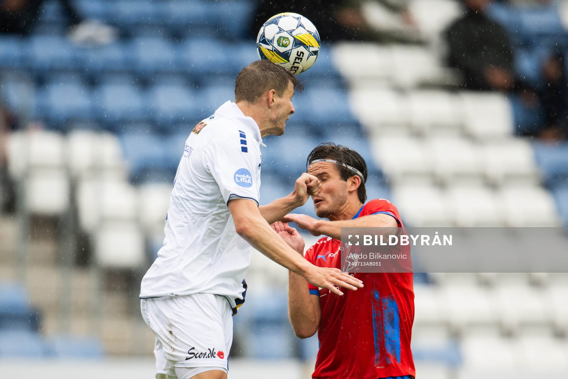 Helsingborgs Wilhelm Loeper i nickduellen mot Köges Hans Christian Bonnesen under fotbollsmatchen i träningsmatchen mellan Helsingborg och Köge den 13 juli 2024 i Helsingborg.