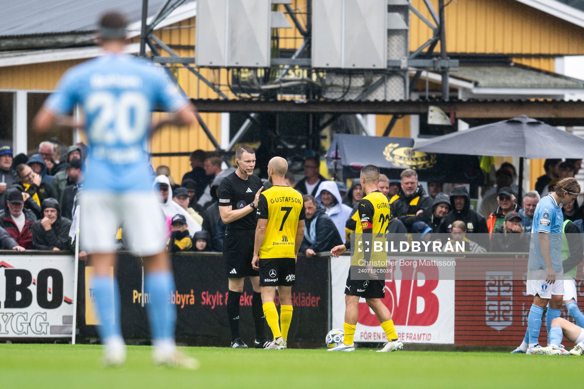 Domare Oscar Johnson och Mjällbys Viktor Gustafson