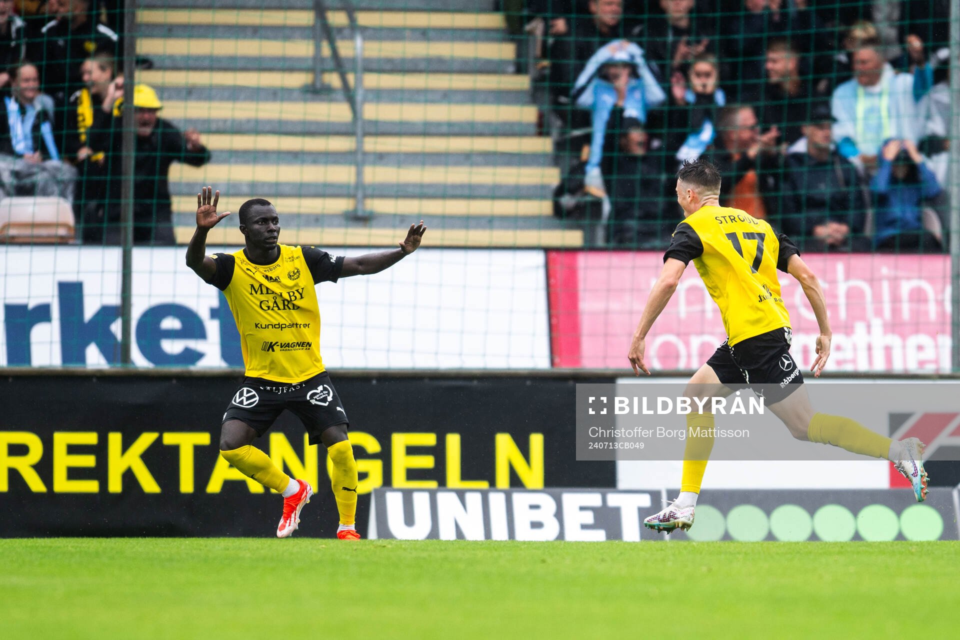 Mjällbys Elliot Stroud jublar med Abdoulie Manneh