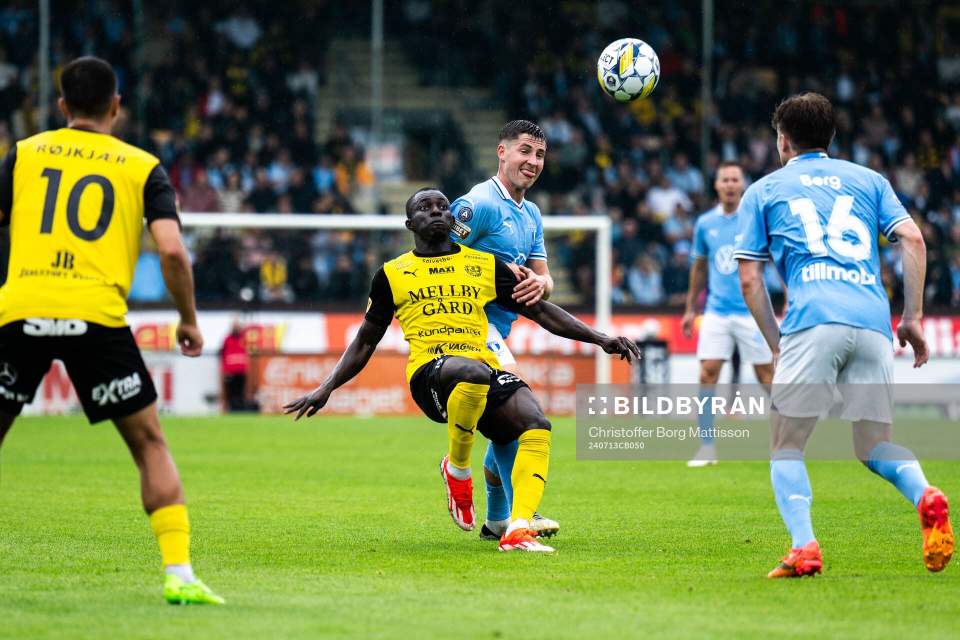 Mjällbys Abdoulie Manneh och Malmö FFs Lasse Berg Johnsen