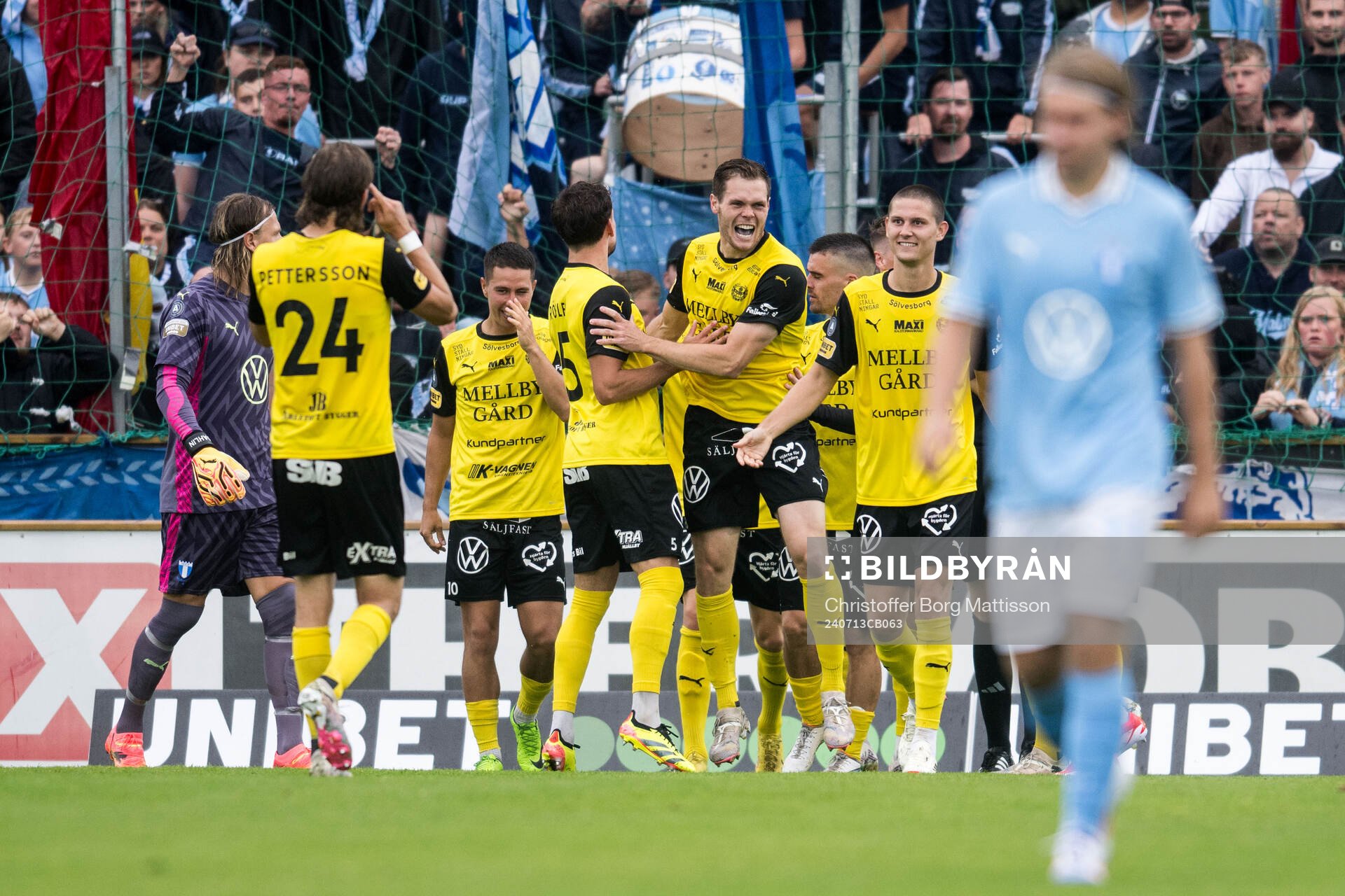 Mjällbys Jacob Bergström jublar med lagkamrater