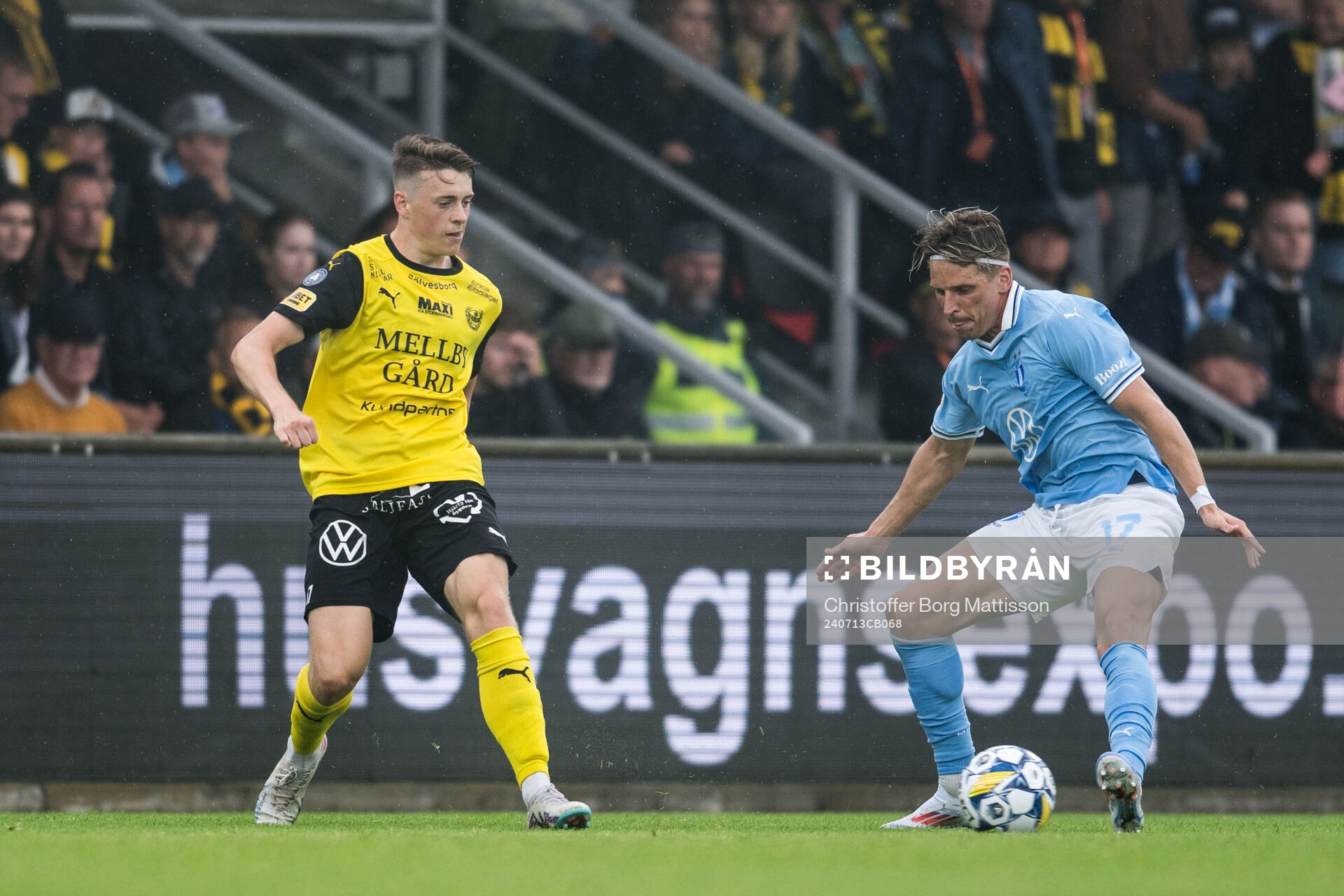 Mjällbys Elliot Stroud och Malmö FFs Jens Stryger Larsen