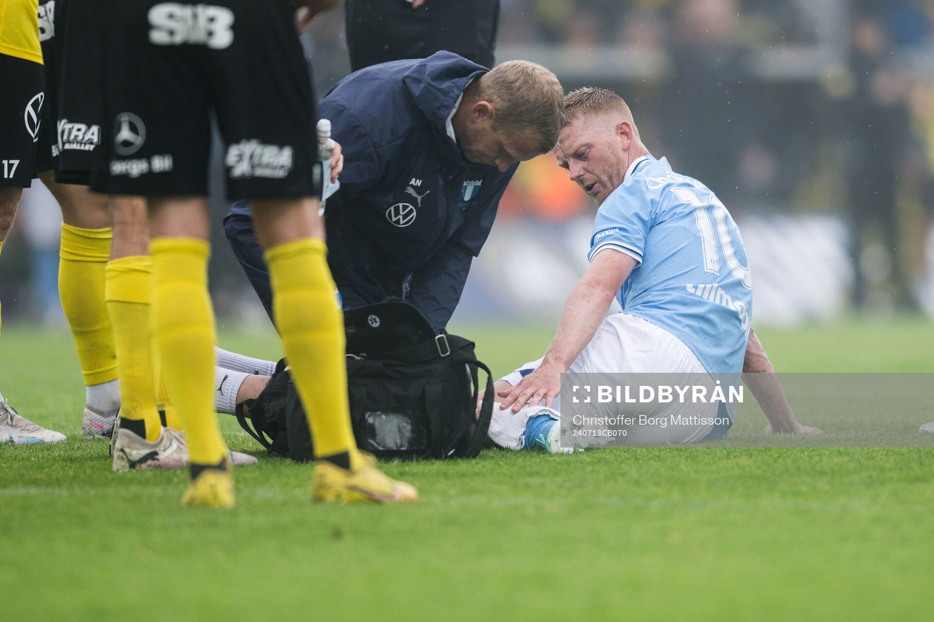 Malmö FFs Anders Christiansen har ont och får vård