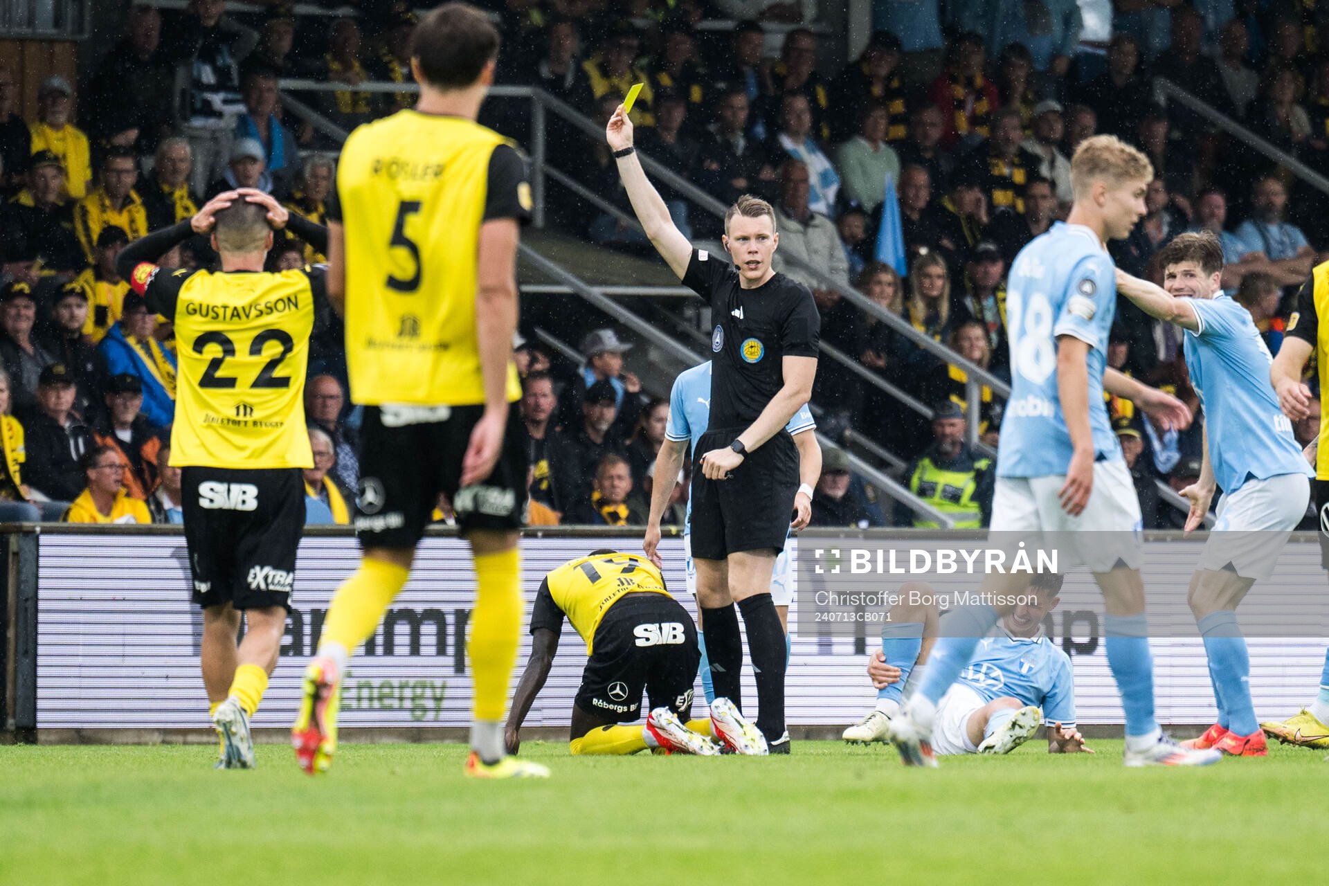 Mjällbys Abdoulie Manneh tilldelas gult kort av Domare