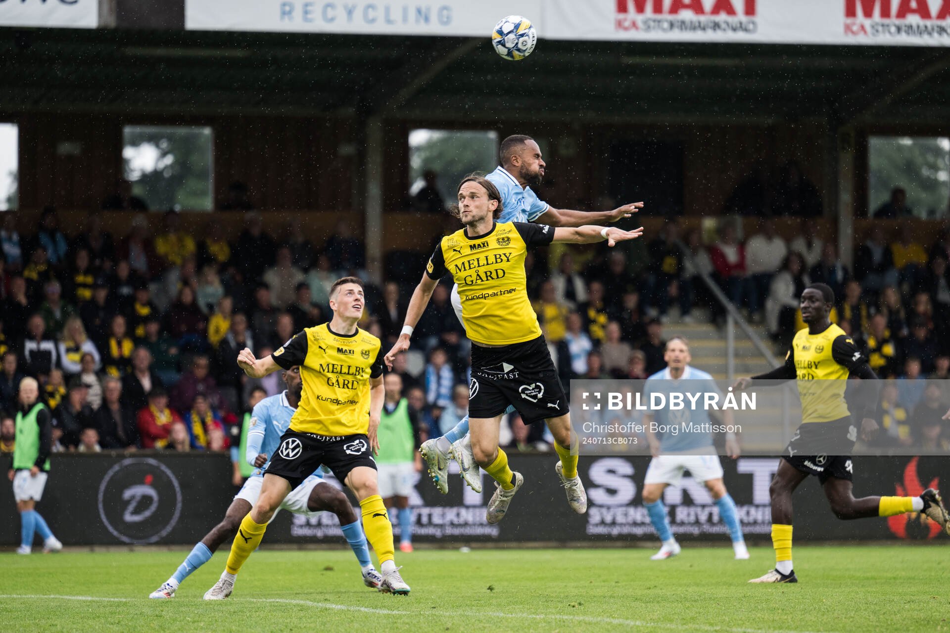 Mjällbys Tom Pettersson och Malmö FFs Isaac Kiese Thelin