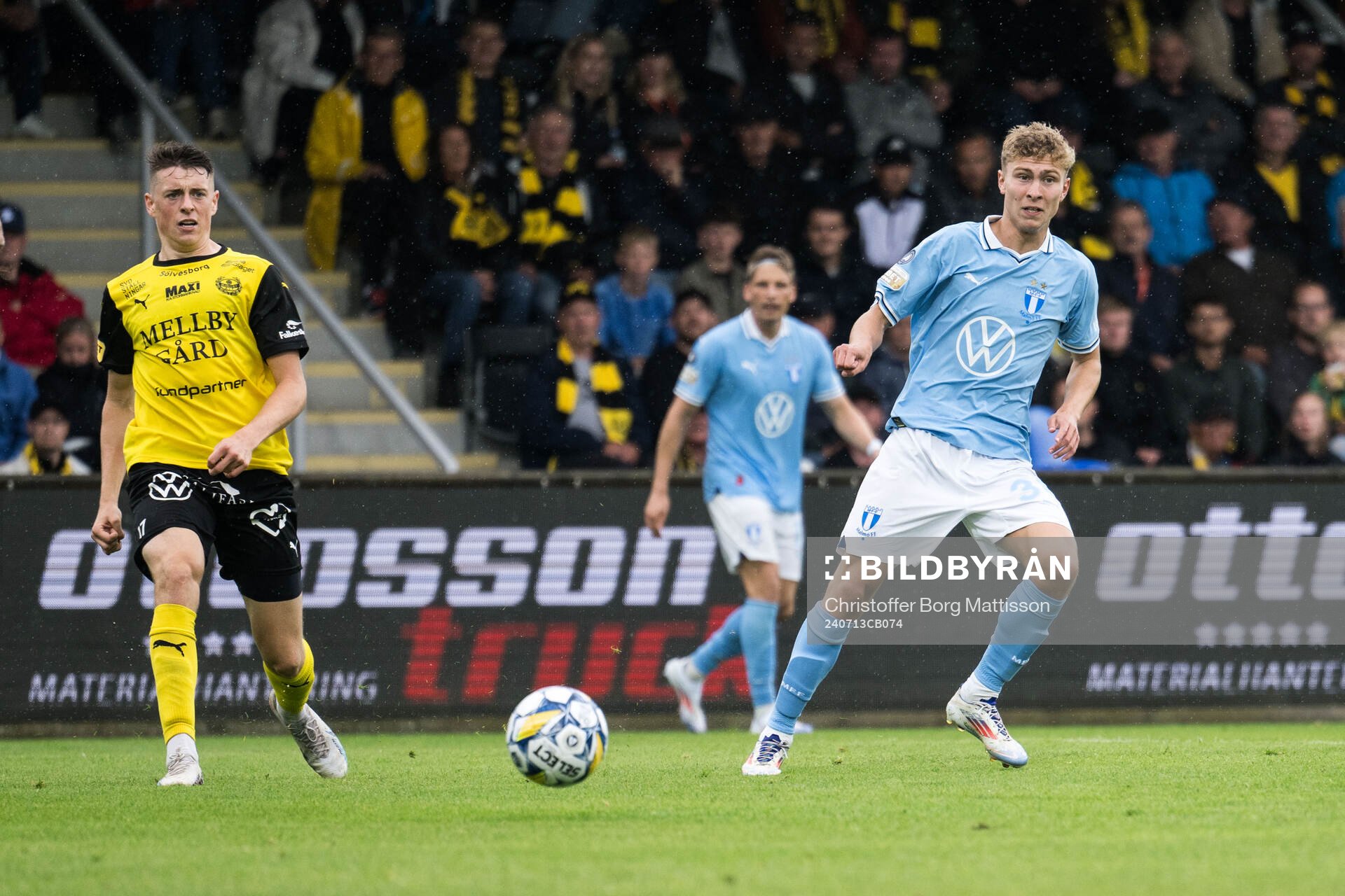 Mjällbys Elliot Stroud och Malmö FFs Hugo Bolin