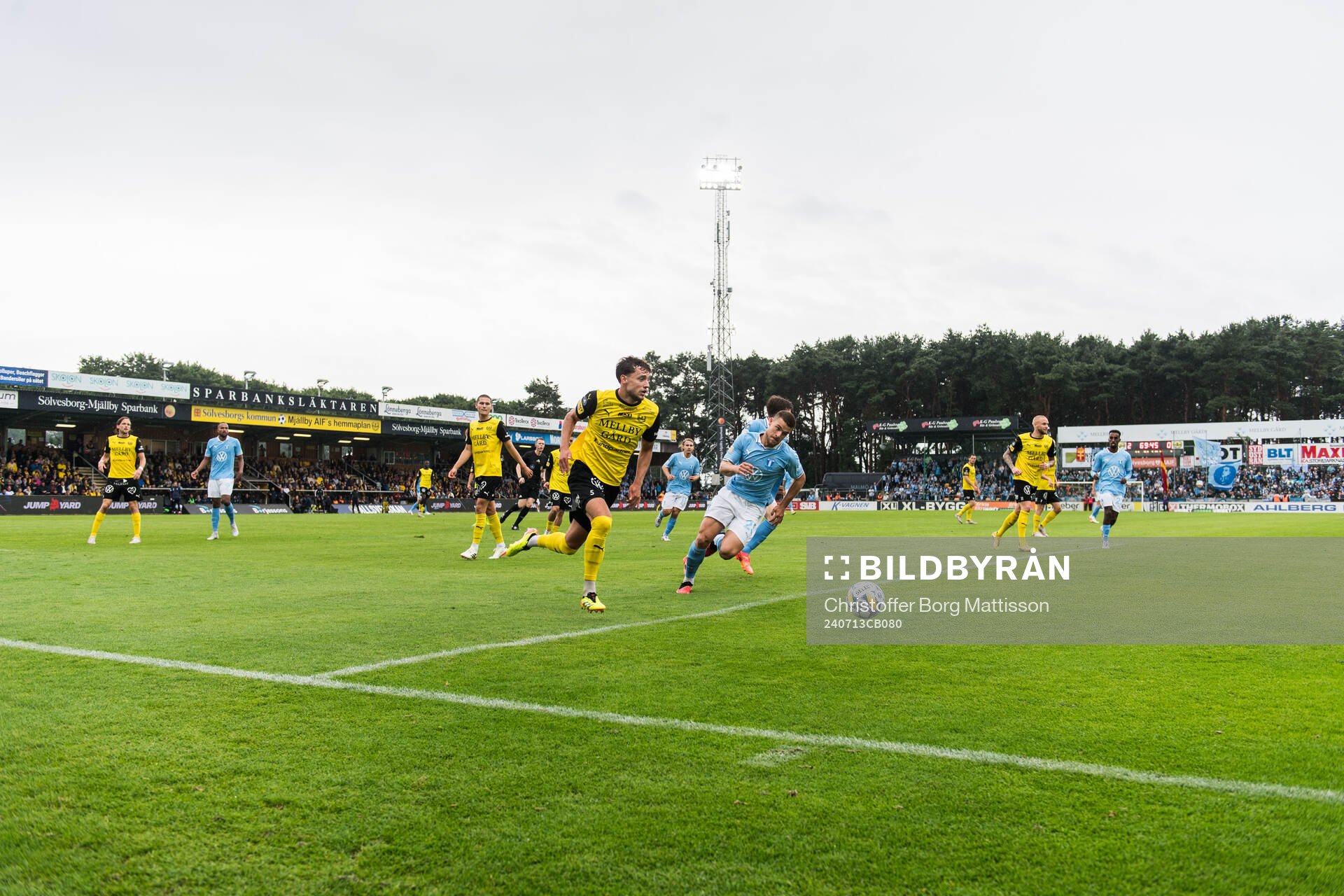 Mjällbys Colin Rösler och Malmö FFs Gabriel Busanello