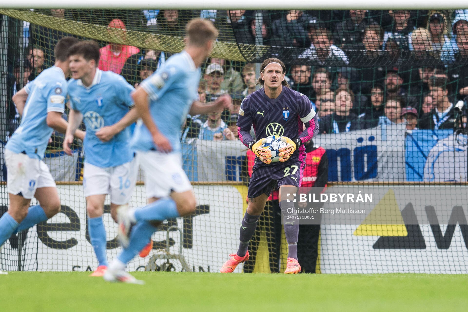 Malmö FFs målvakt Johan Dahlin under fotbollsmatchen i Allsvenskan mellan Mjällby och Malmö FF den 13 juli 2024 i Hällevik. 