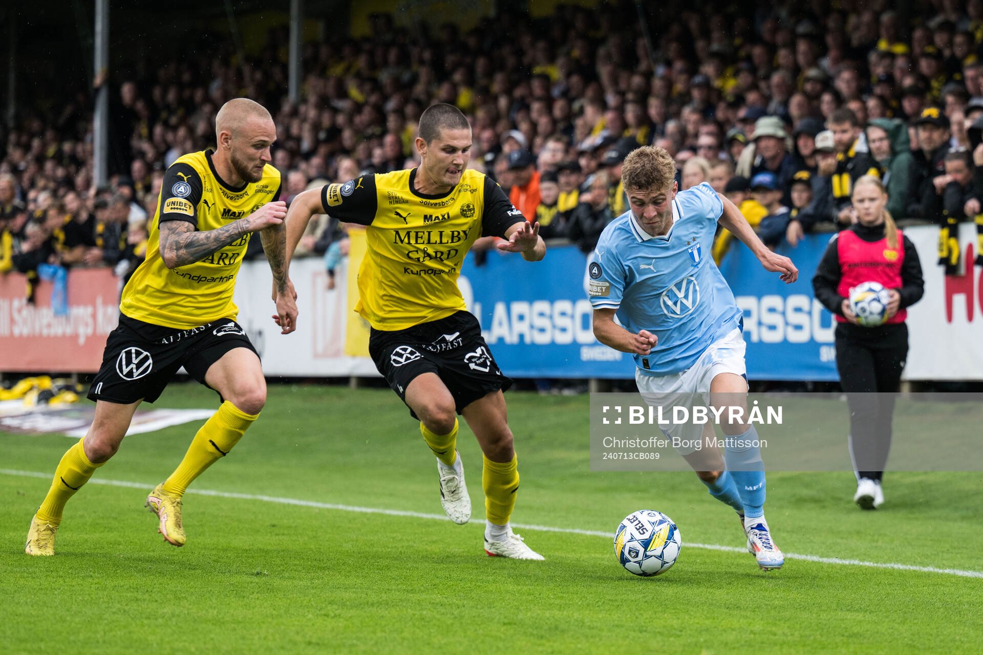 Mjällbys Adam Ståhl och Rasmus Wikström mot Malmö FFs