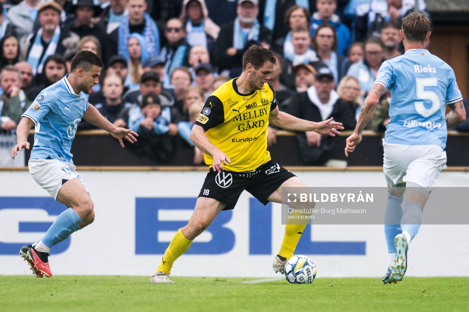 Malmö FFs Gabriel Busanello och Mjällbys Jacob Bergström