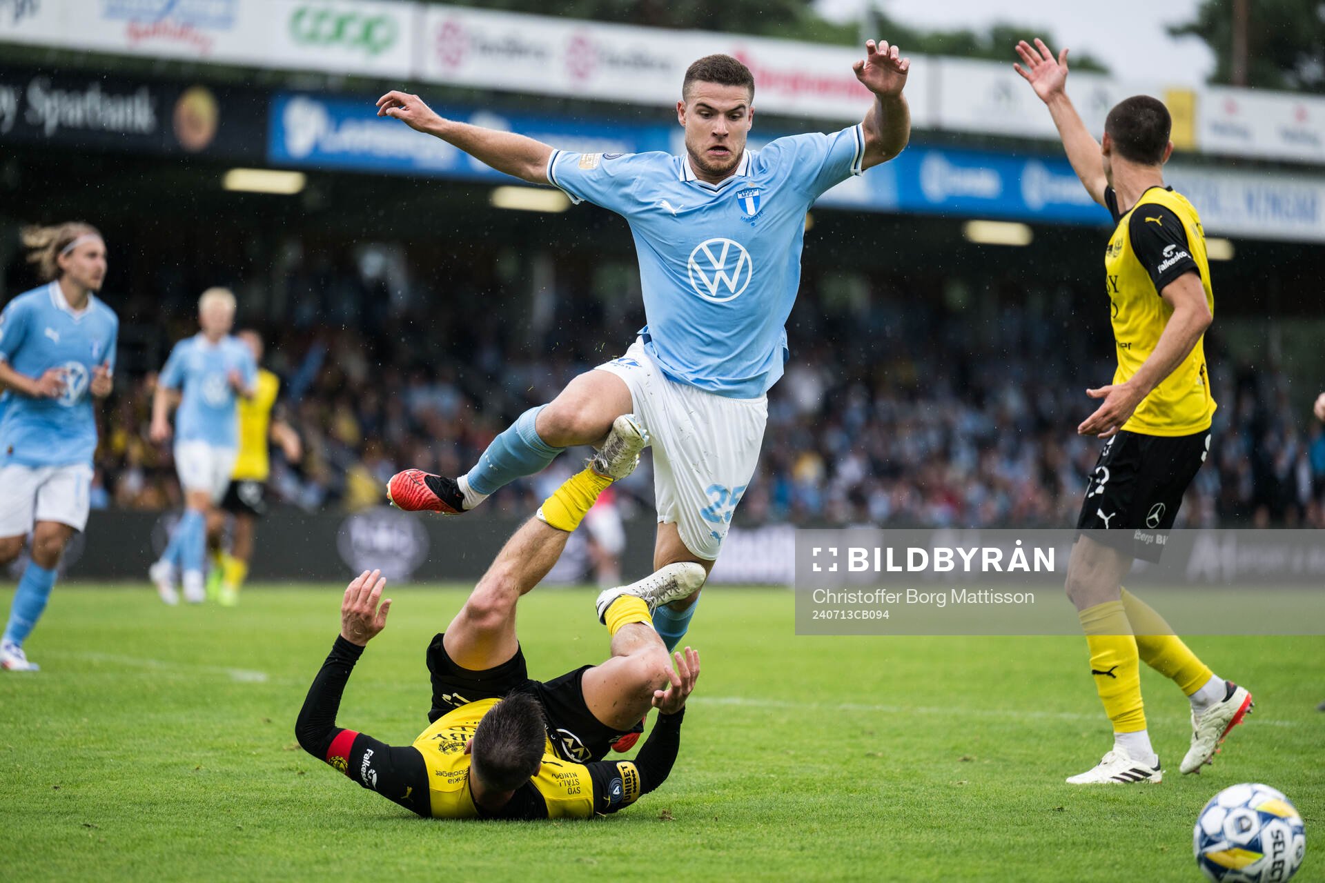 Mjällbys Jesper Gustavsson och Malmö FFs Gabriel Busanello