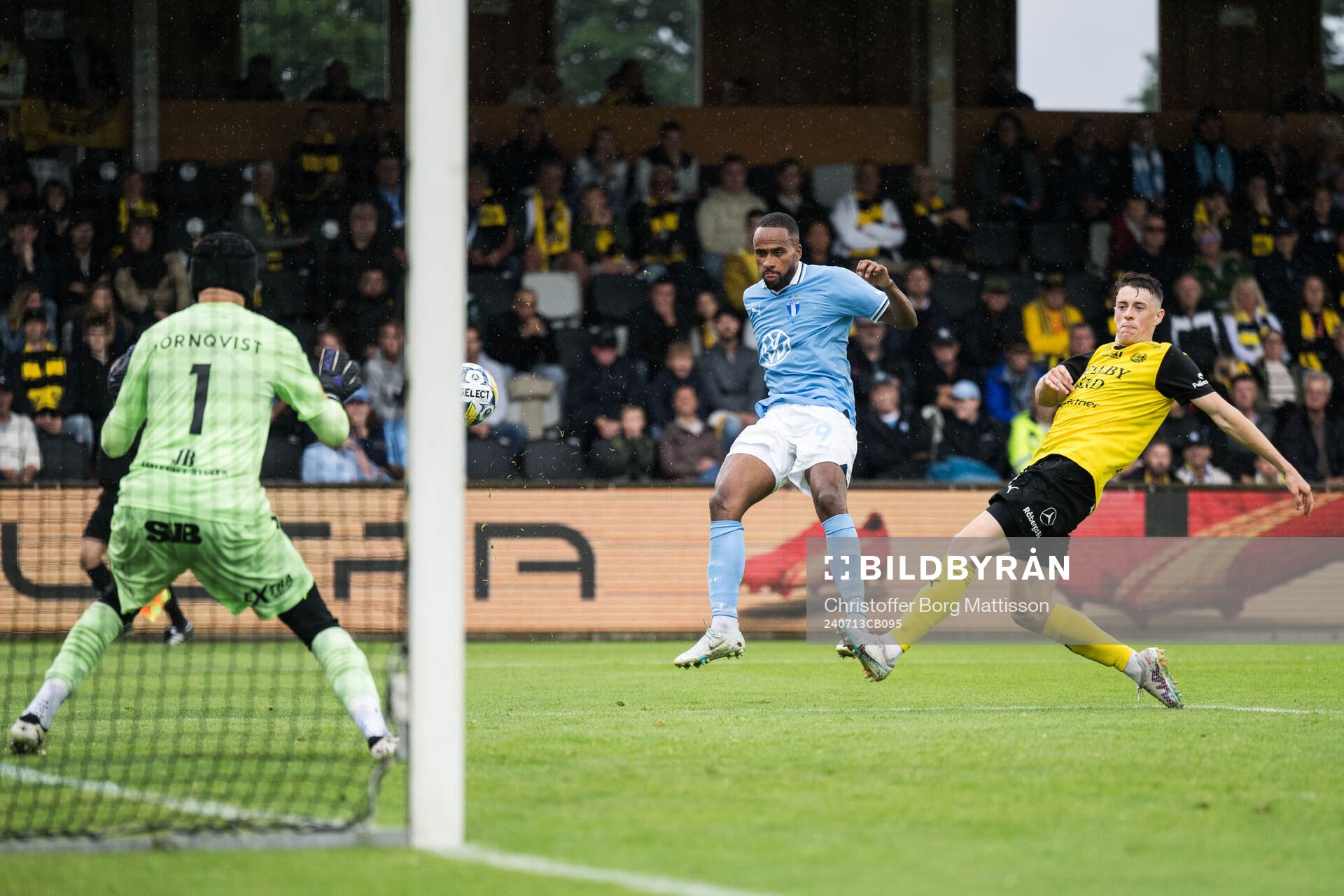 Malmö FFs Isaac Kiese Thelin och Mjällbys Elliot Stroud