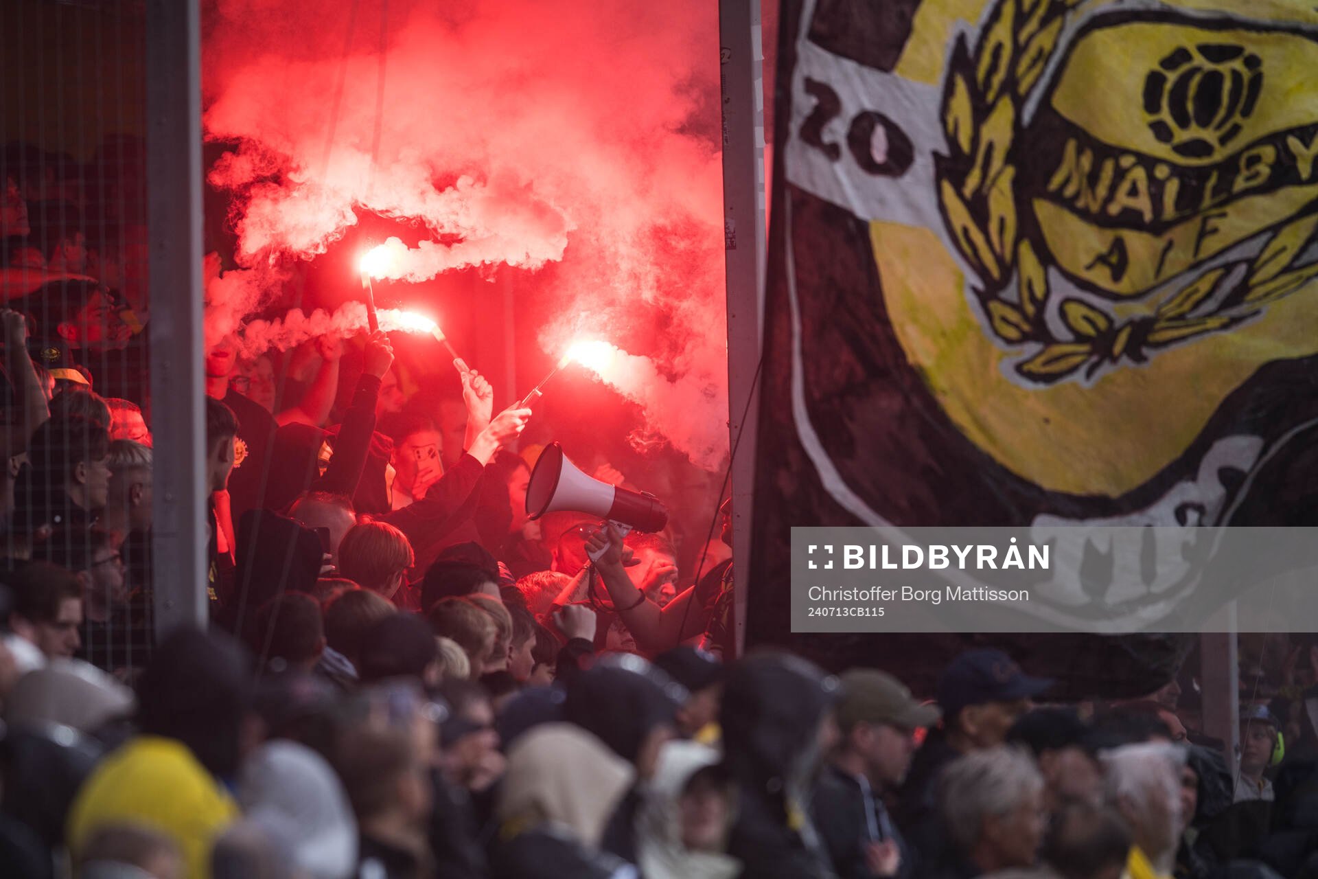 Mjällbys supportrar med bengaliska eldar