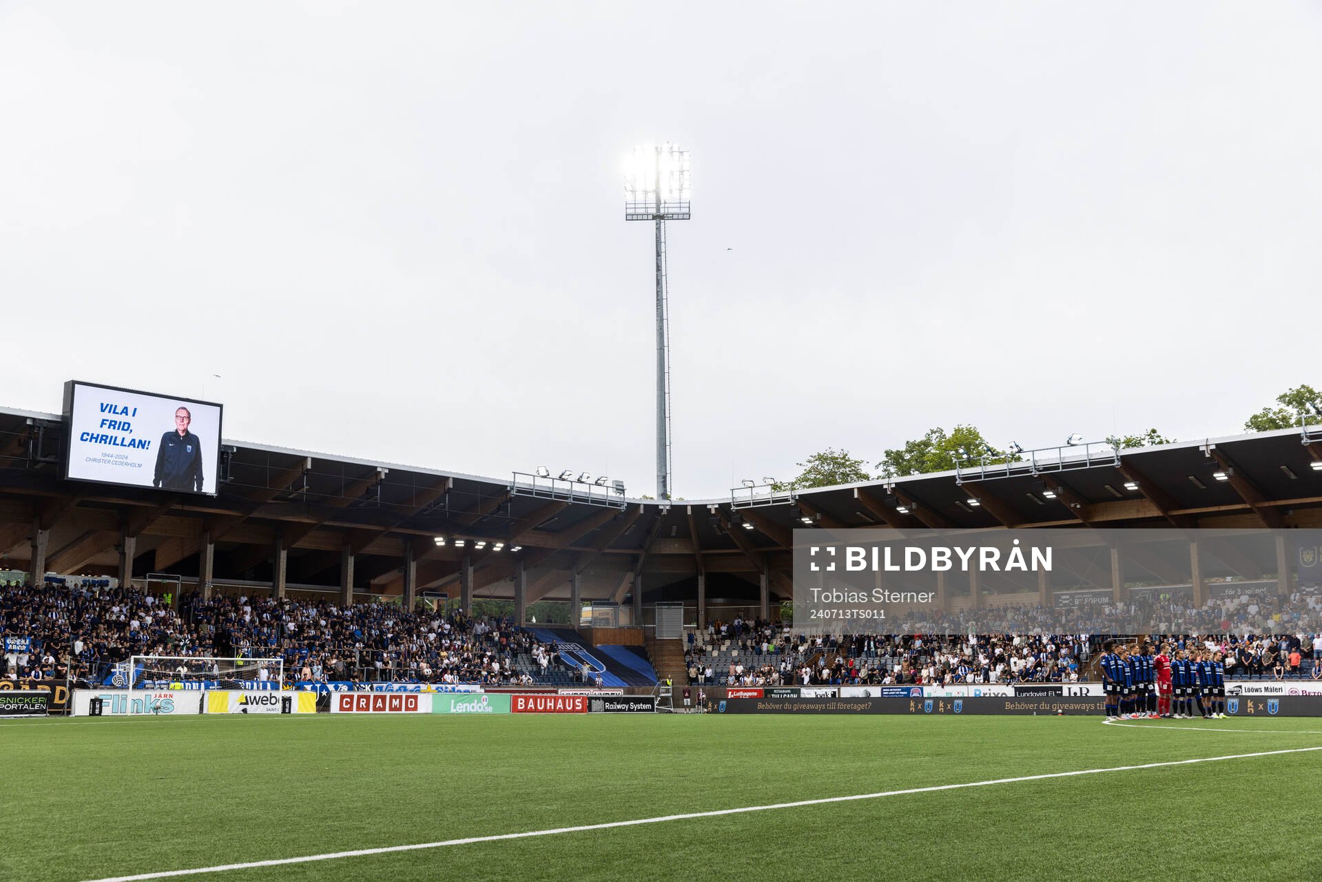 Sirius spelare samlas för en tyst minut för att hedra