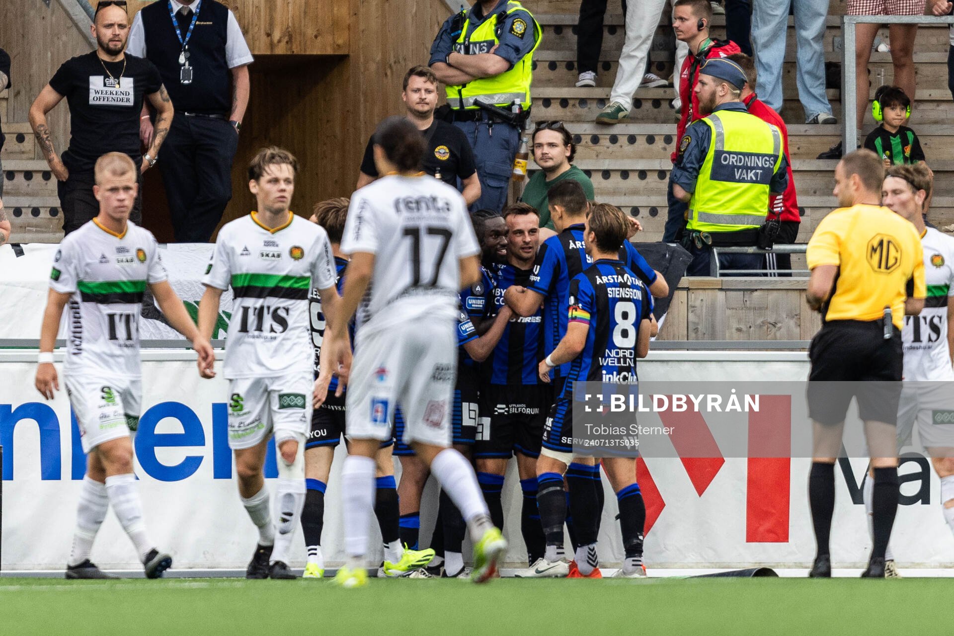 Sirius Henrik Castegren jublar med lagkamrater