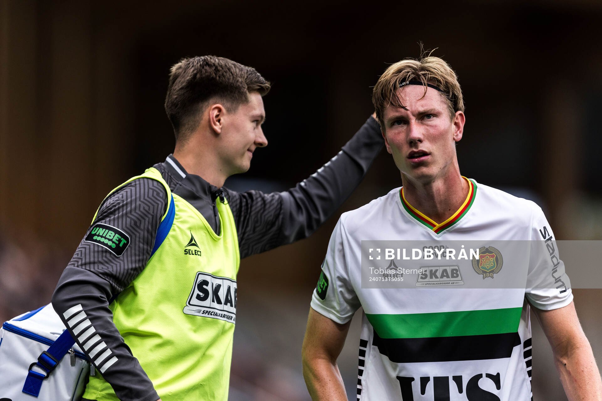 GAIS Robin Frej får vård under fotbollsmatchen i Allsvenskan mellan Sirius och GAIS den 13 juli 2024 i Uppsala. 