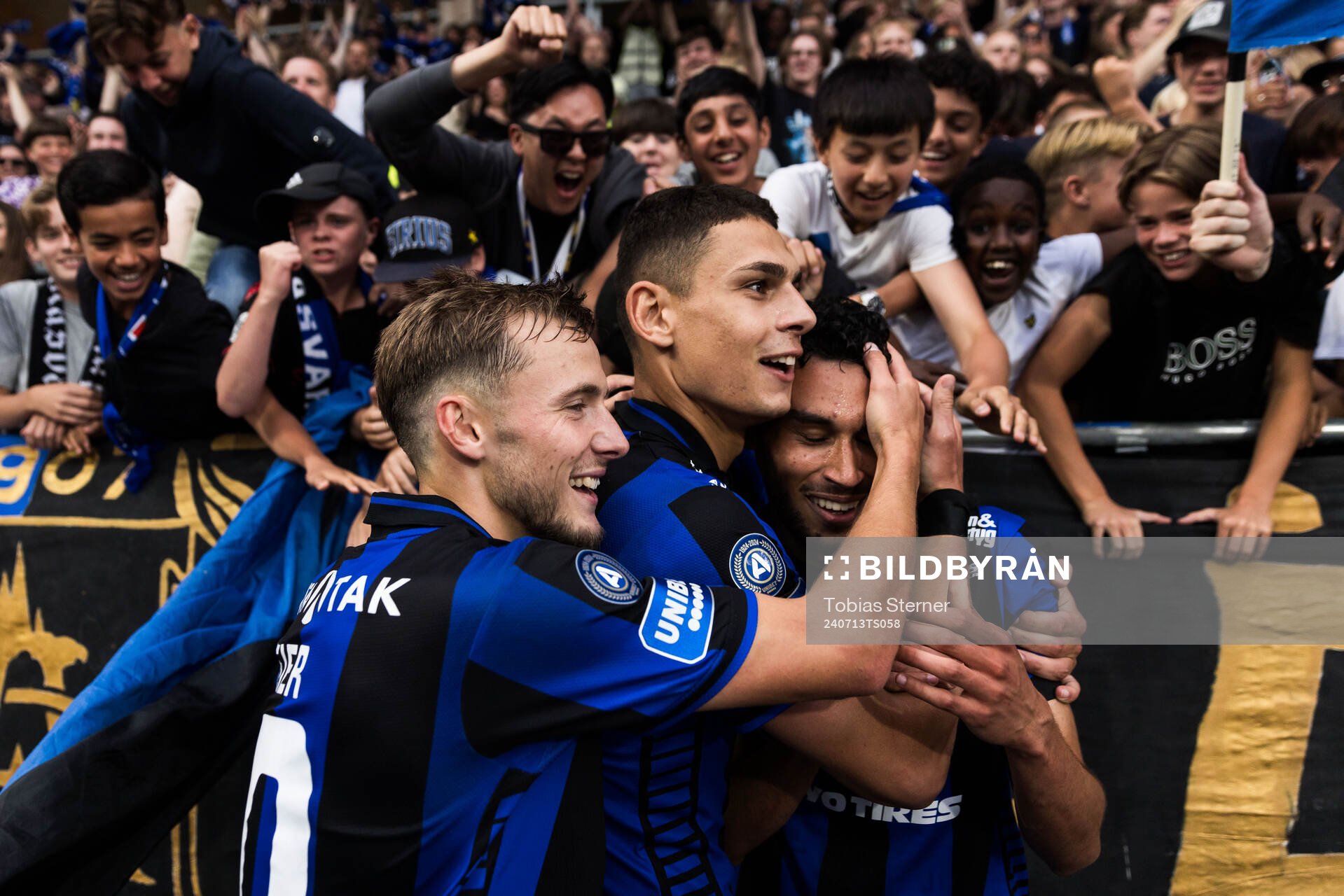 Sirius Yousef Salech jublar med Melker Heier och Joakim Persson efter 3-1 under fotbollsmatchen i Allsvenskan mellan Sirius och GAIS den 13 juli 2024 i Uppsala.