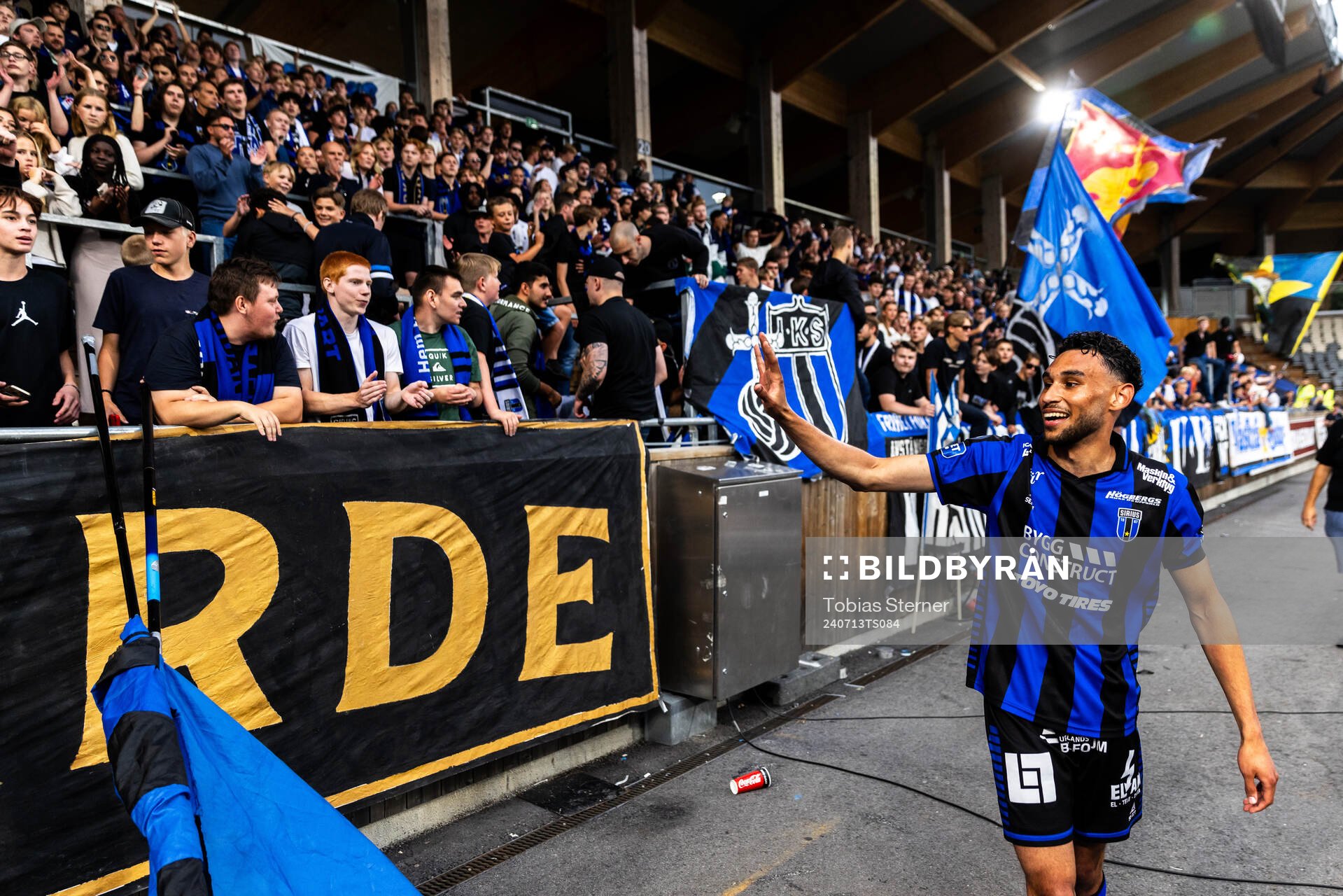 Sirius Joakim Persson jublar efter fotbollsmatchen i Allsvenskan mellan Sirius och GAIS den 13 juli 2024 i Uppsala. 