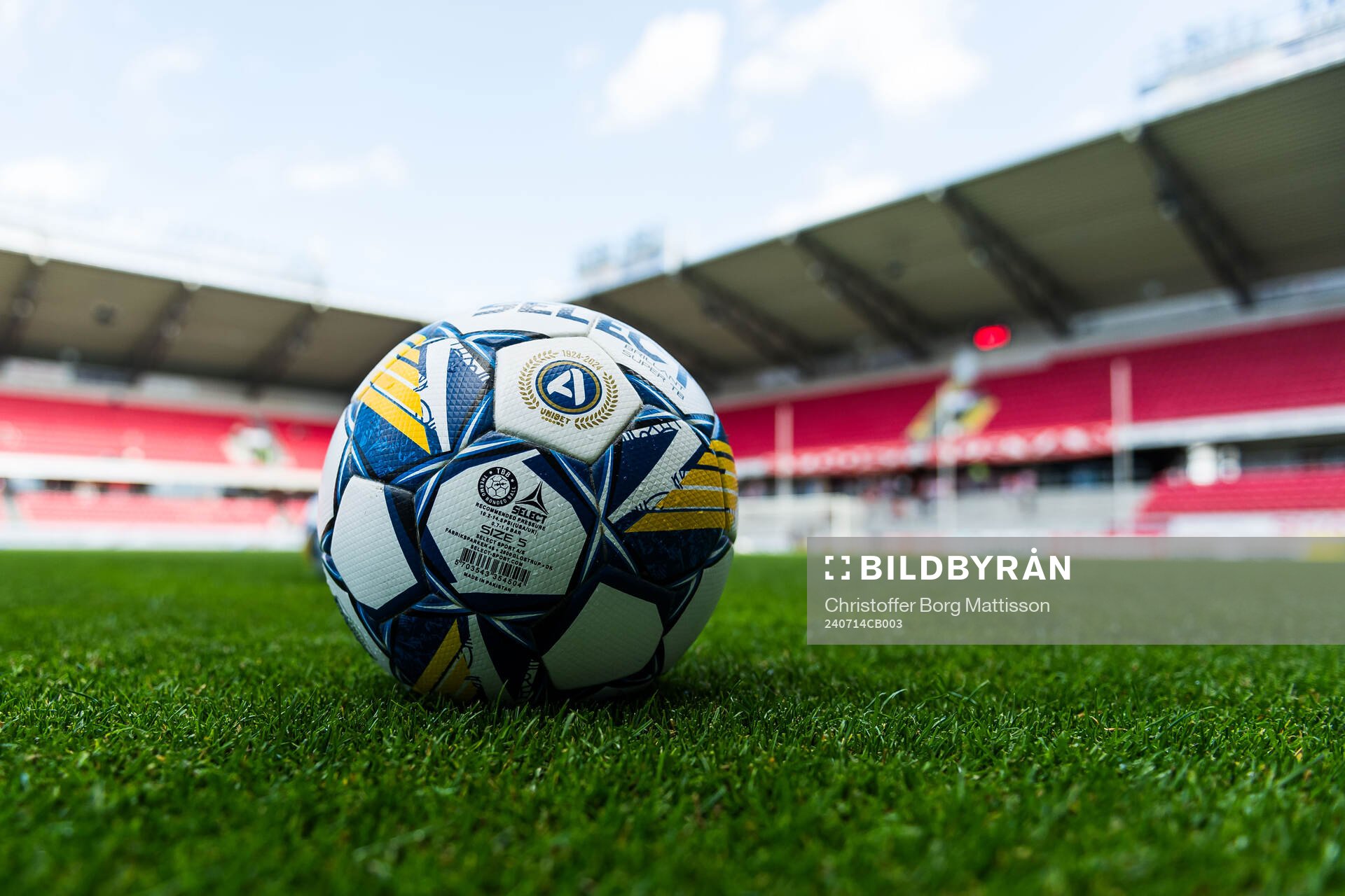 En fotboll ligger på gräsmattan