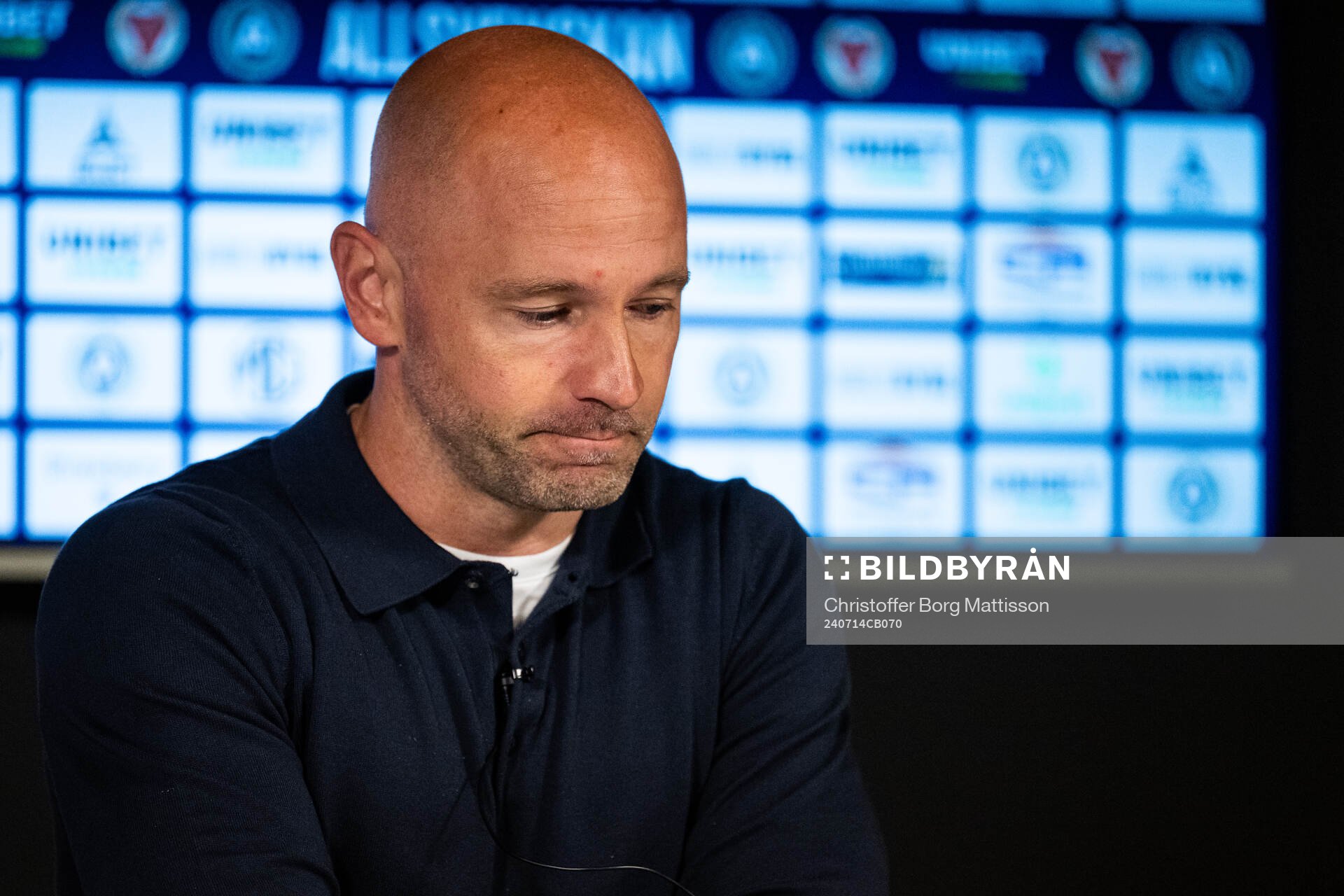 Kalmars tränare Stefan Larsson deppar vid en presskonferens