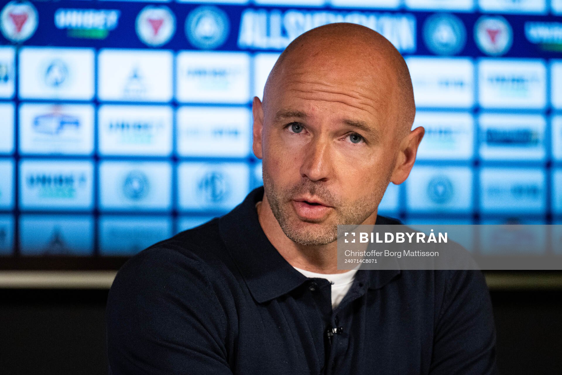 Kalmars tränare Stefan Larsson vid en presskonferens
