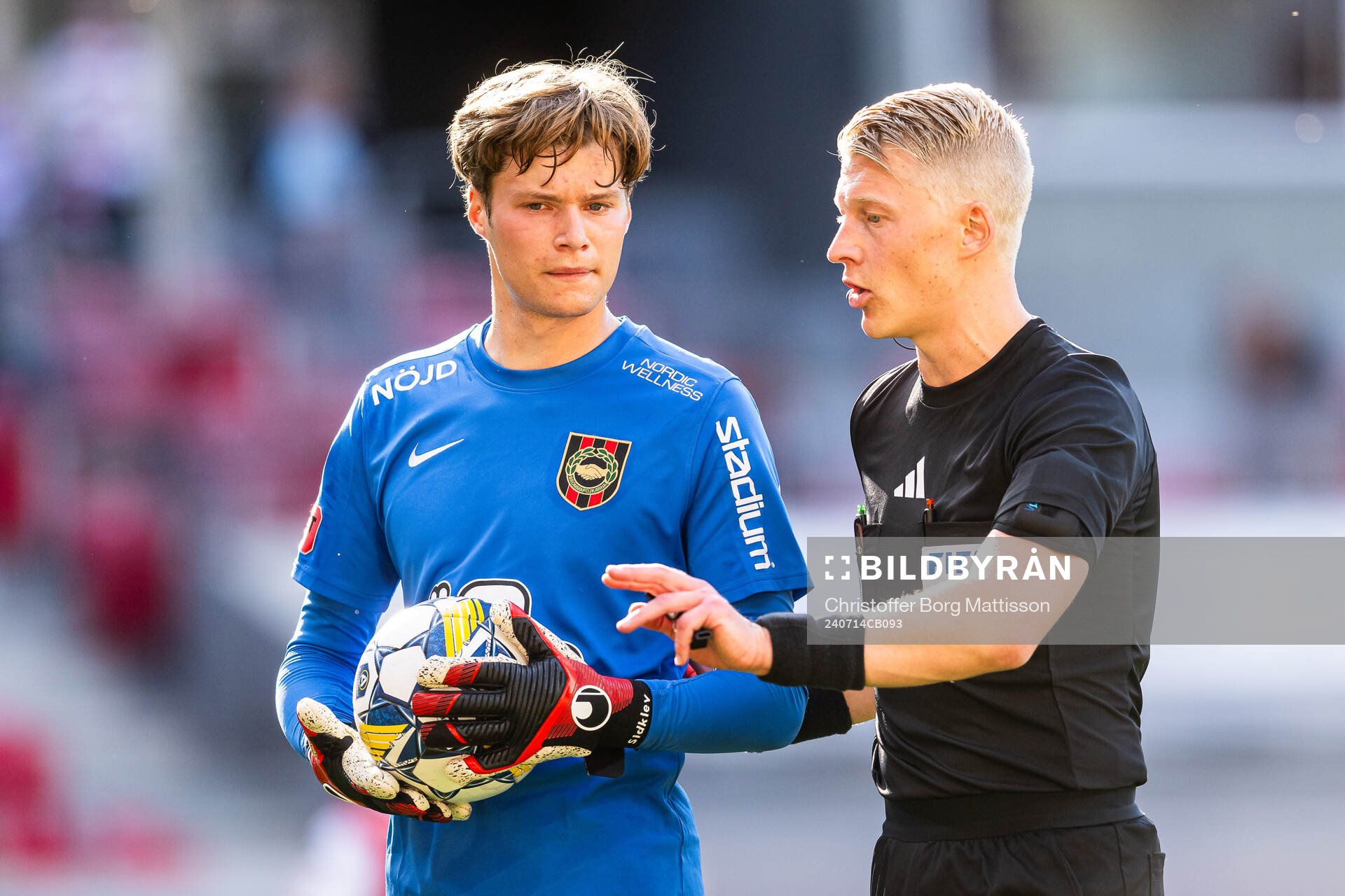 Brommapojkarnas målvakt Filip Sidklev i samtal med Domare Adam Ladebäck under fotbollsmatchen i Allsvenskan mellan Kalmar och Brommapojkarna den 14 juli 2024 i Kalmar.