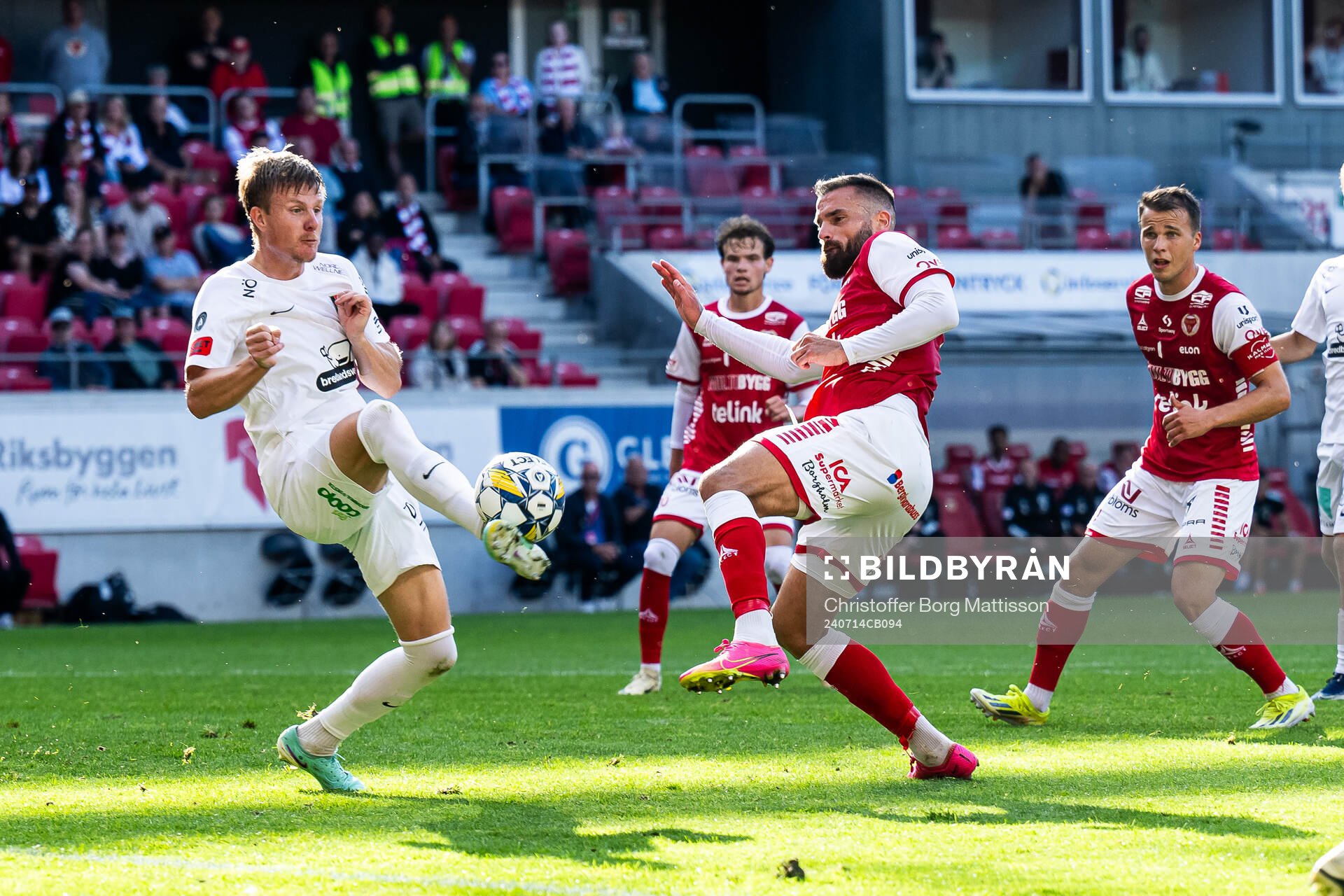 Brommapojkarnas Eric Björkander  och Kalmars Dino Islamovic