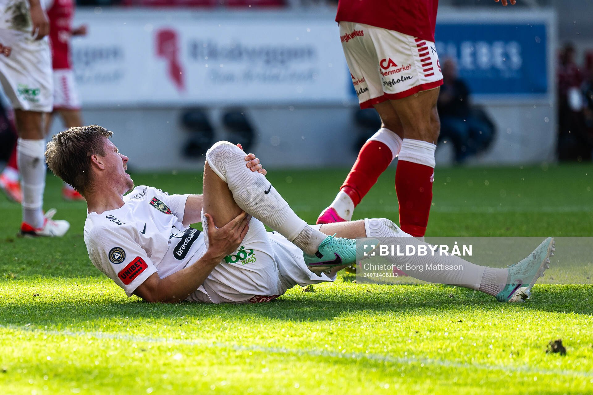 Brommapojkarnas Eric Björkander har ont under fotbollsmatchen i Allsvenskan mellan Kalmar och Brommapojkarna den 14 juli 2024 i Kalmar.