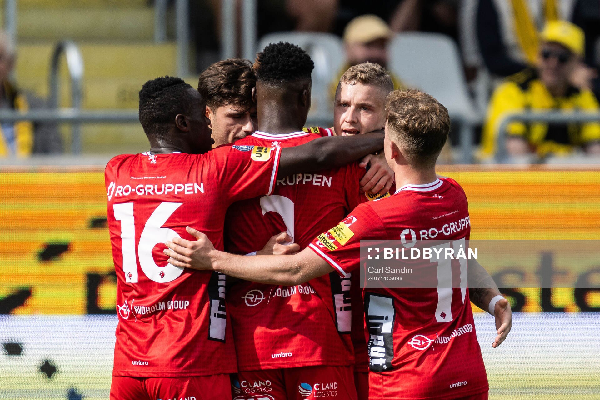 Elfsborgs Sebastian Holmen jublar med lagkamrater
