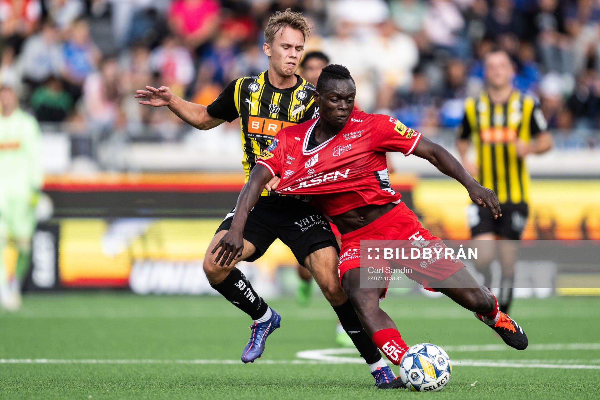 Häckens Pontus Dahbo och Elfsborgs Timothy Noor Ouma under fotbollsmatchen i Allsvenskan mellan Häcken och Elfsborg den 14 juli 2024 i Göteborg. 